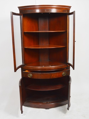 Bernhardt Hepplewhite Style Mahogany Corner Cabinet