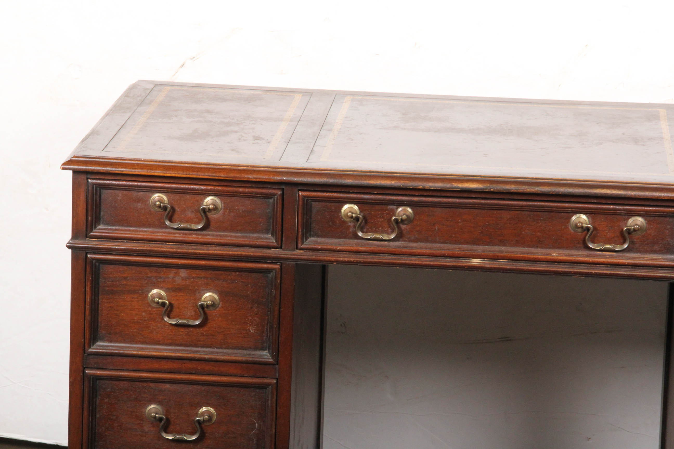 Sligh Furniture Vintage Mahogany Kneehole Desk