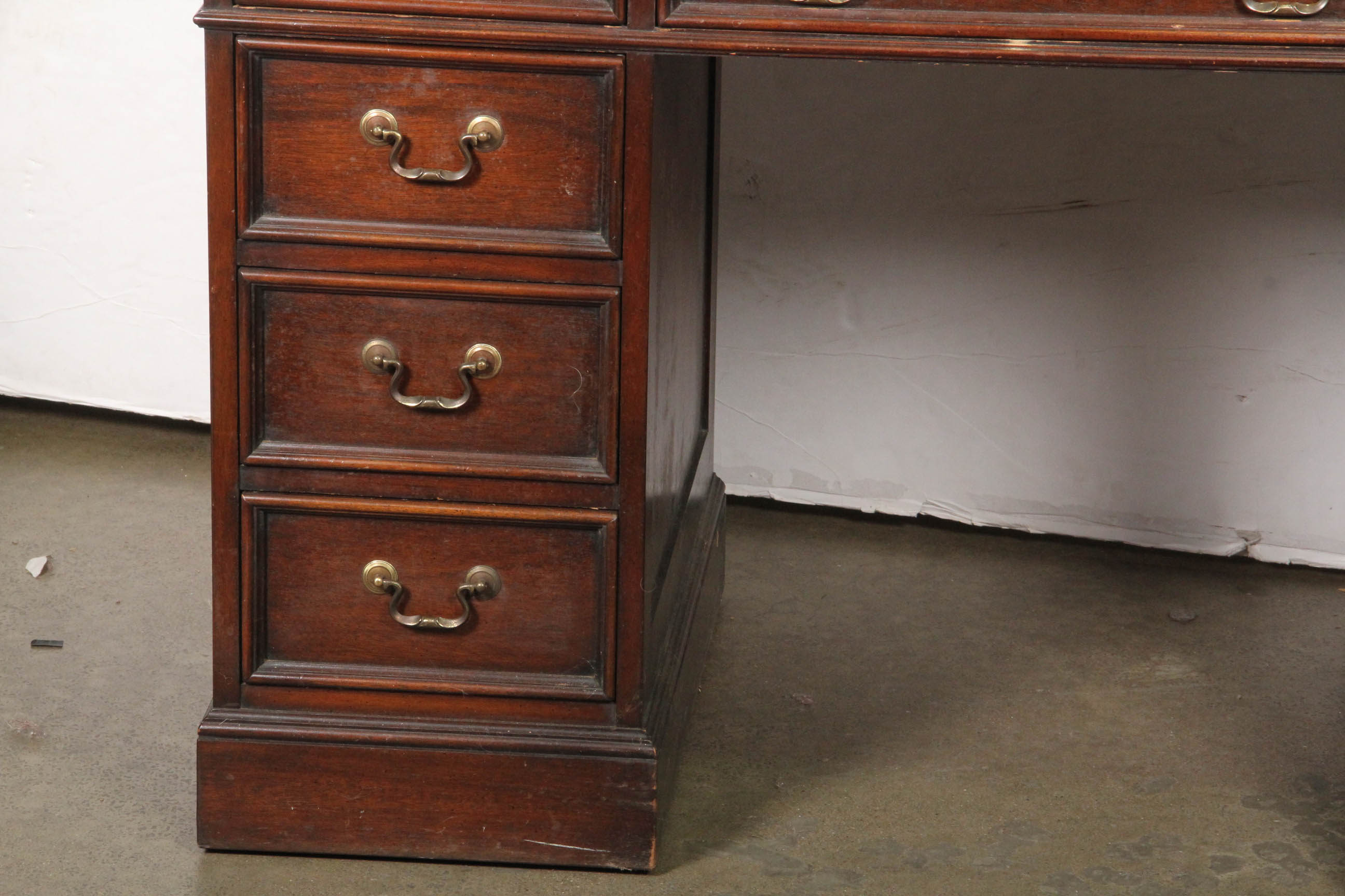 Sligh Furniture Vintage Mahogany Kneehole Desk