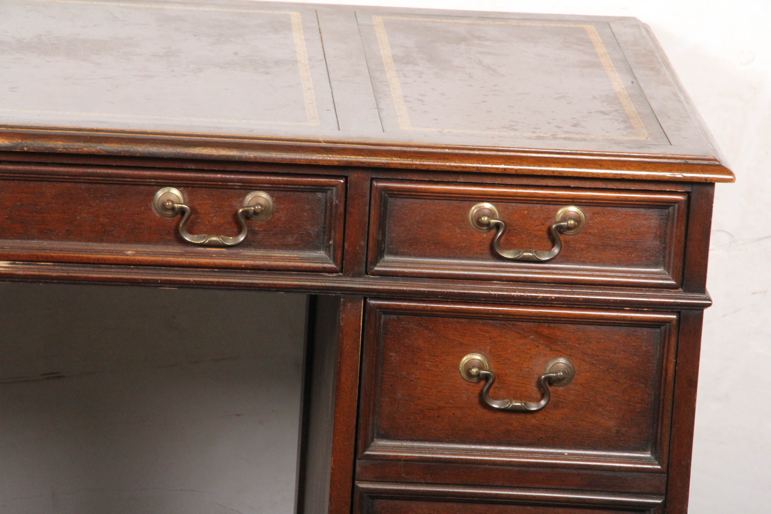 Sligh Furniture Vintage Mahogany Kneehole Desk