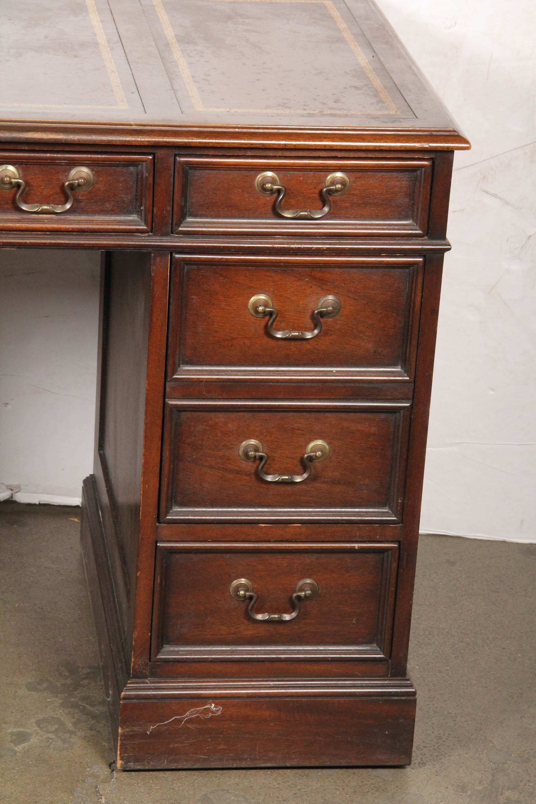 Sligh Furniture Vintage Mahogany Kneehole Desk