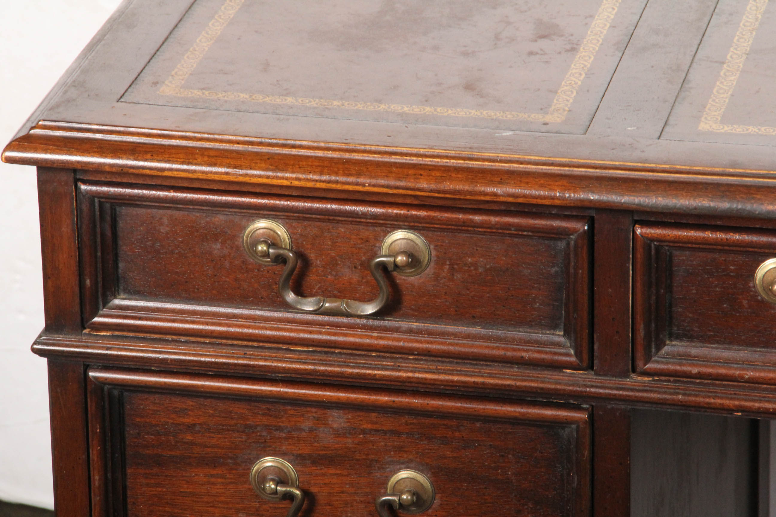 Sligh Furniture Vintage Mahogany Kneehole Desk