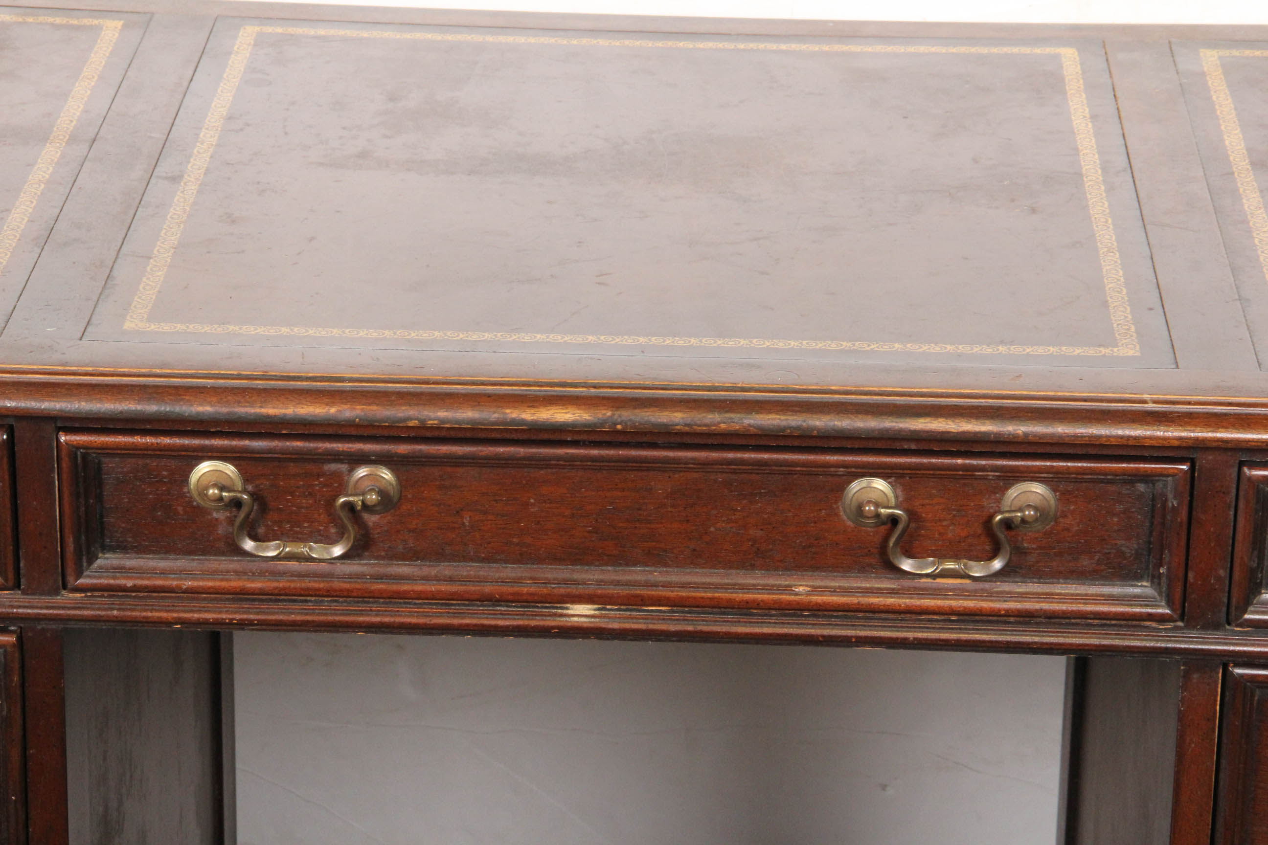 Sligh Furniture Vintage Mahogany Kneehole Desk