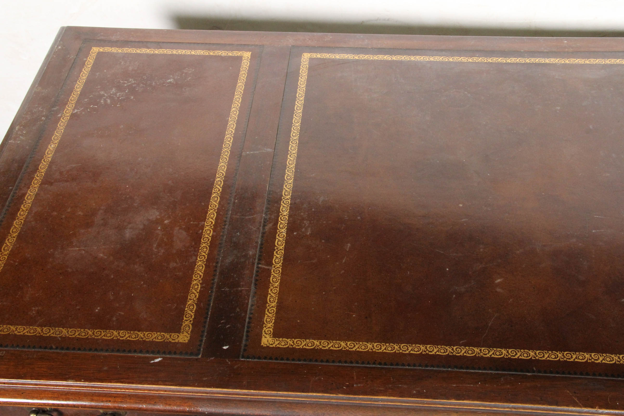 Sligh Furniture Vintage Mahogany Kneehole Desk