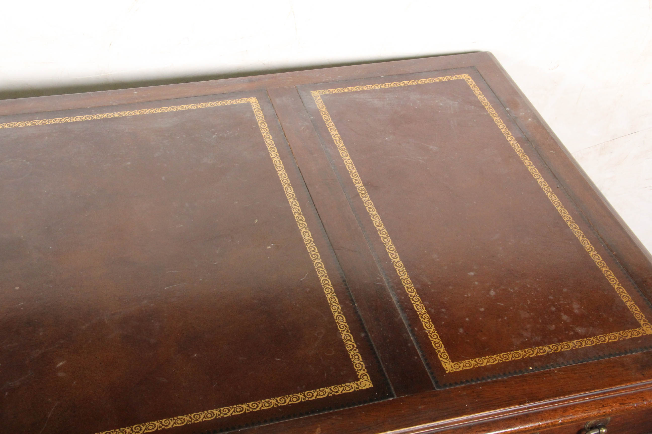 Sligh Furniture Vintage Mahogany Kneehole Desk