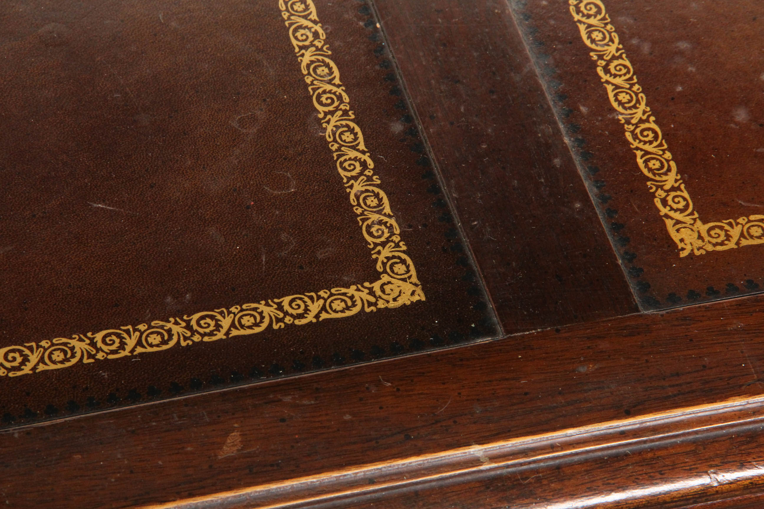 Sligh Furniture Vintage Mahogany Kneehole Desk