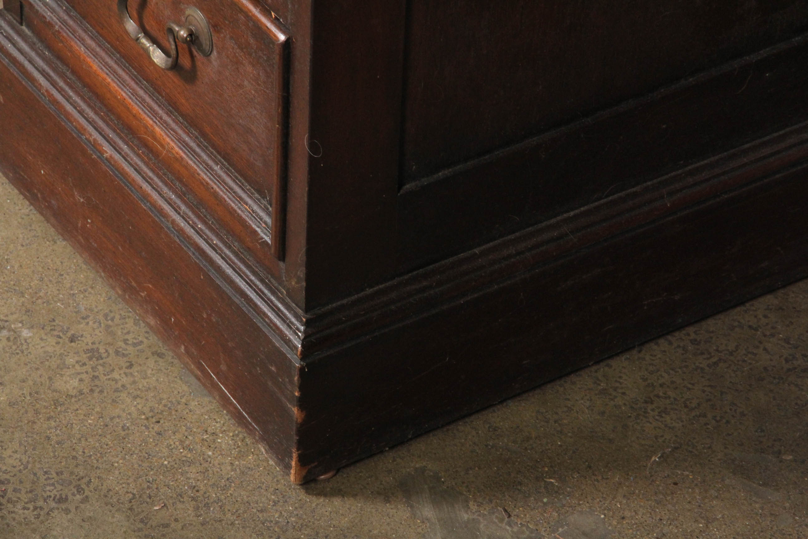 Sligh Furniture Vintage Mahogany Kneehole Desk