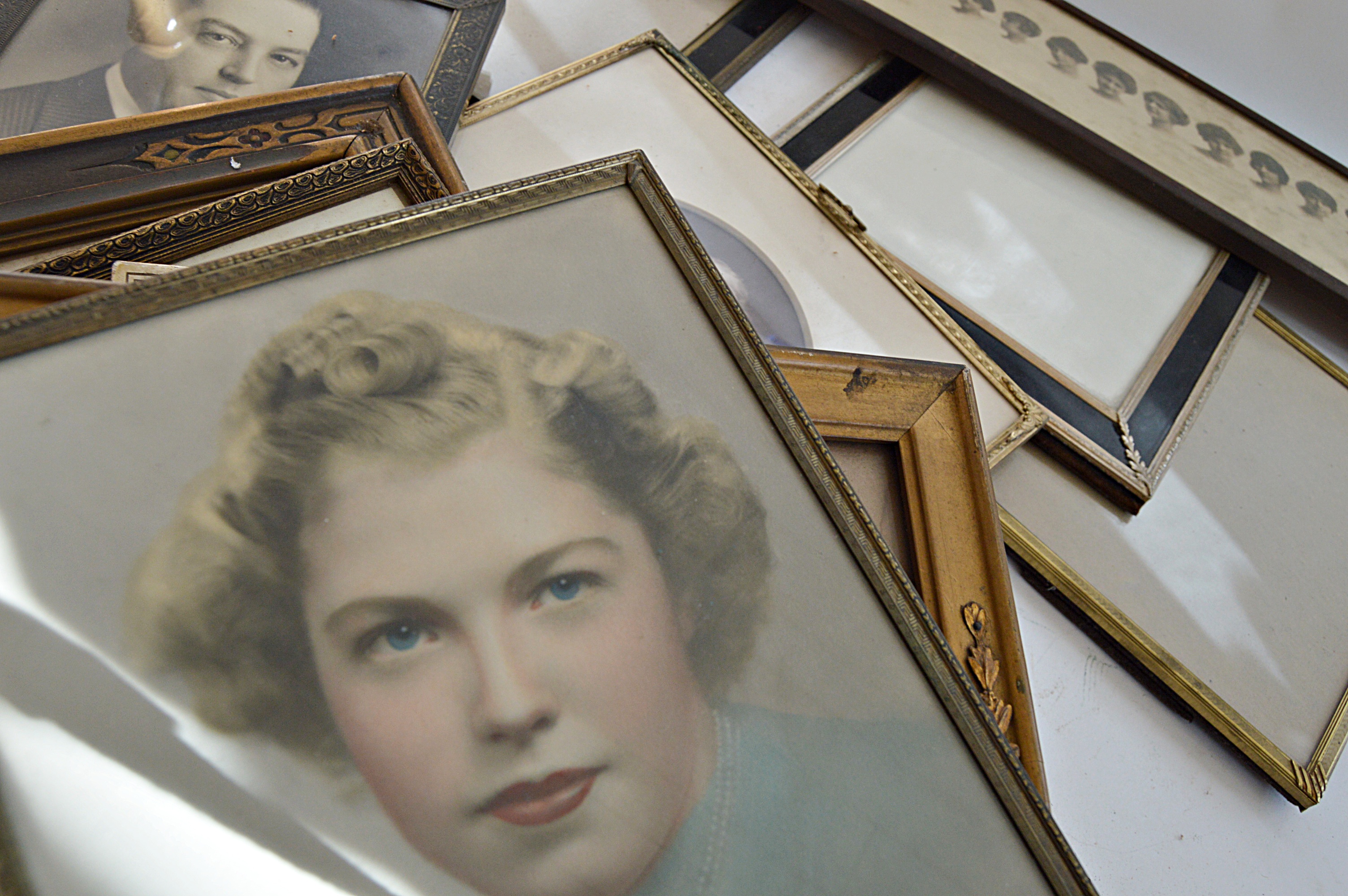 Vintage Picture Frames, Photos and Portraits