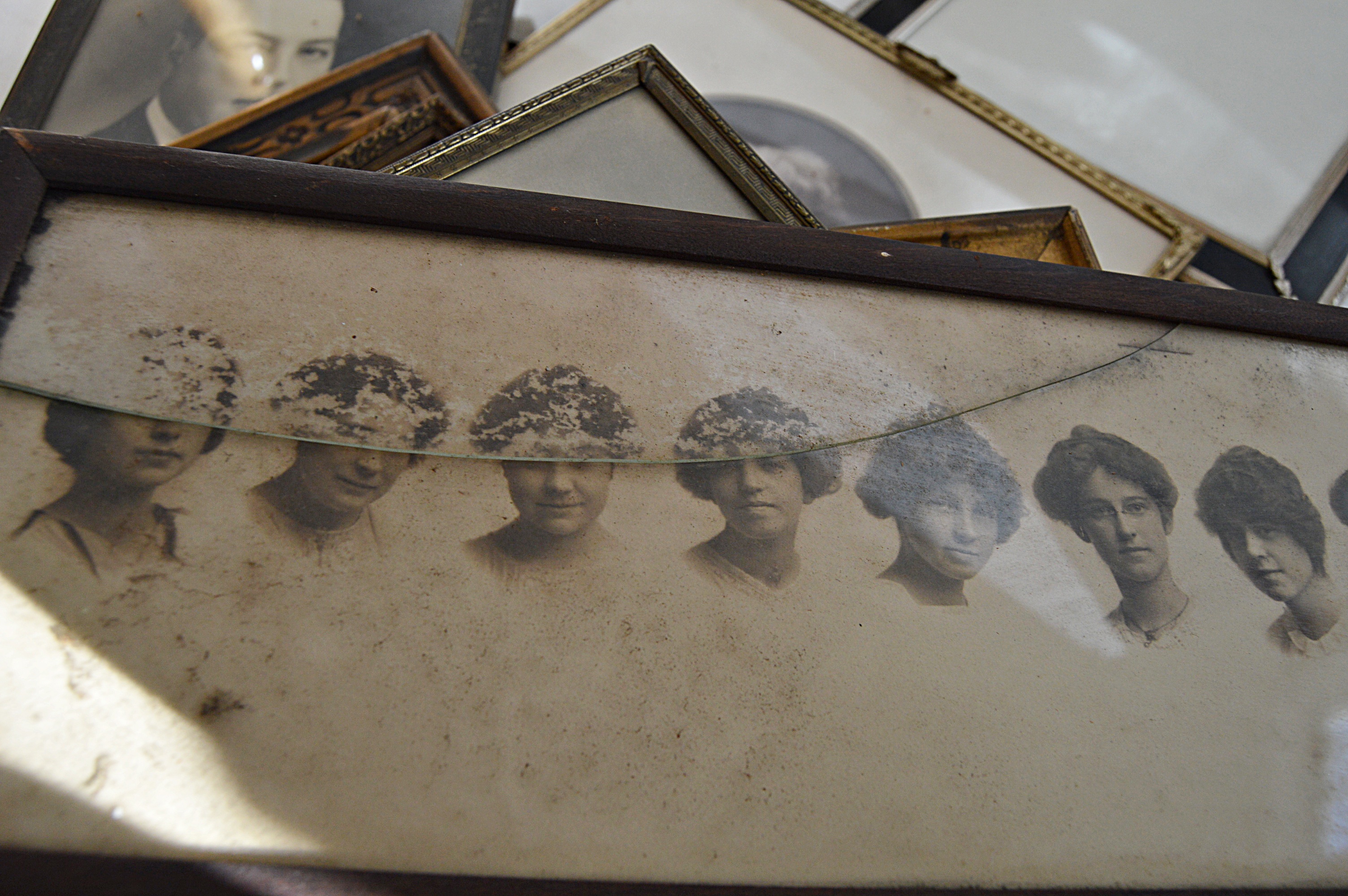 Vintage Picture Frames, Photos and Portraits