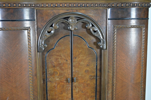 1929 American Bosch Console Radio With Saginaw Furniture Cabinet