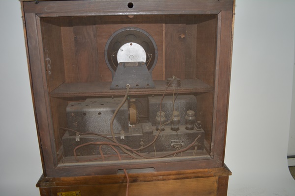 1929 American Bosch Console Radio With Saginaw Furniture Cabinet