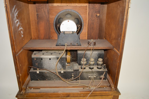 1929 American Bosch Console Radio With Saginaw Furniture Cabinet