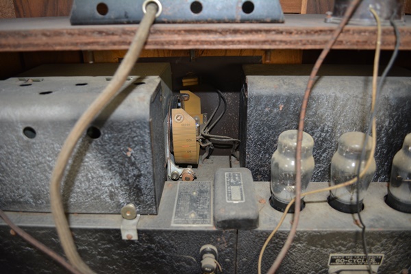 1929 American Bosch Console Radio With Saginaw Furniture Cabinet