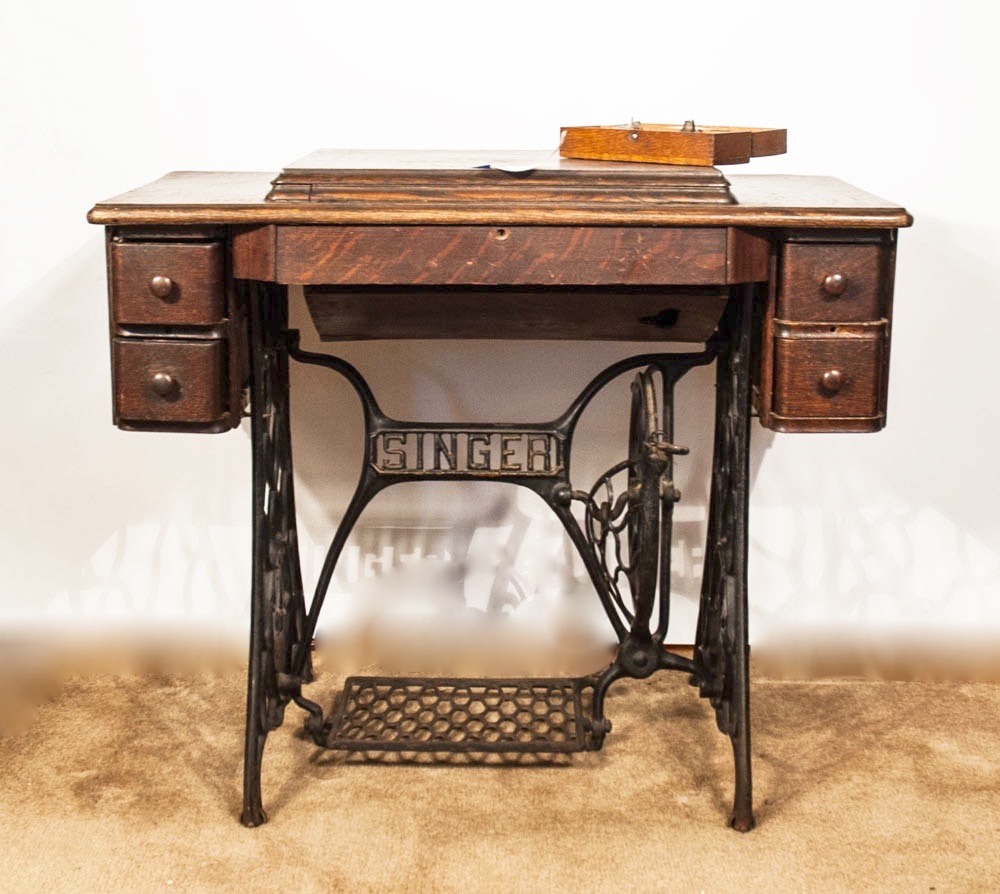 Antique Singer Treadle Sewing Machine in Oak Veneer Cabinet
