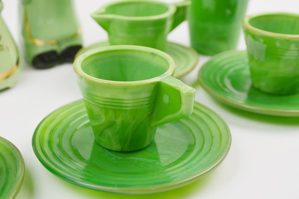 Green Agate Slade Glass Tea Cups and Americana Souvenir Salt and Pepper Shakers
