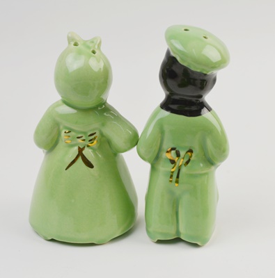 Green Agate Slade Glass Tea Cups and Americana Souvenir Salt and Pepper Shakers