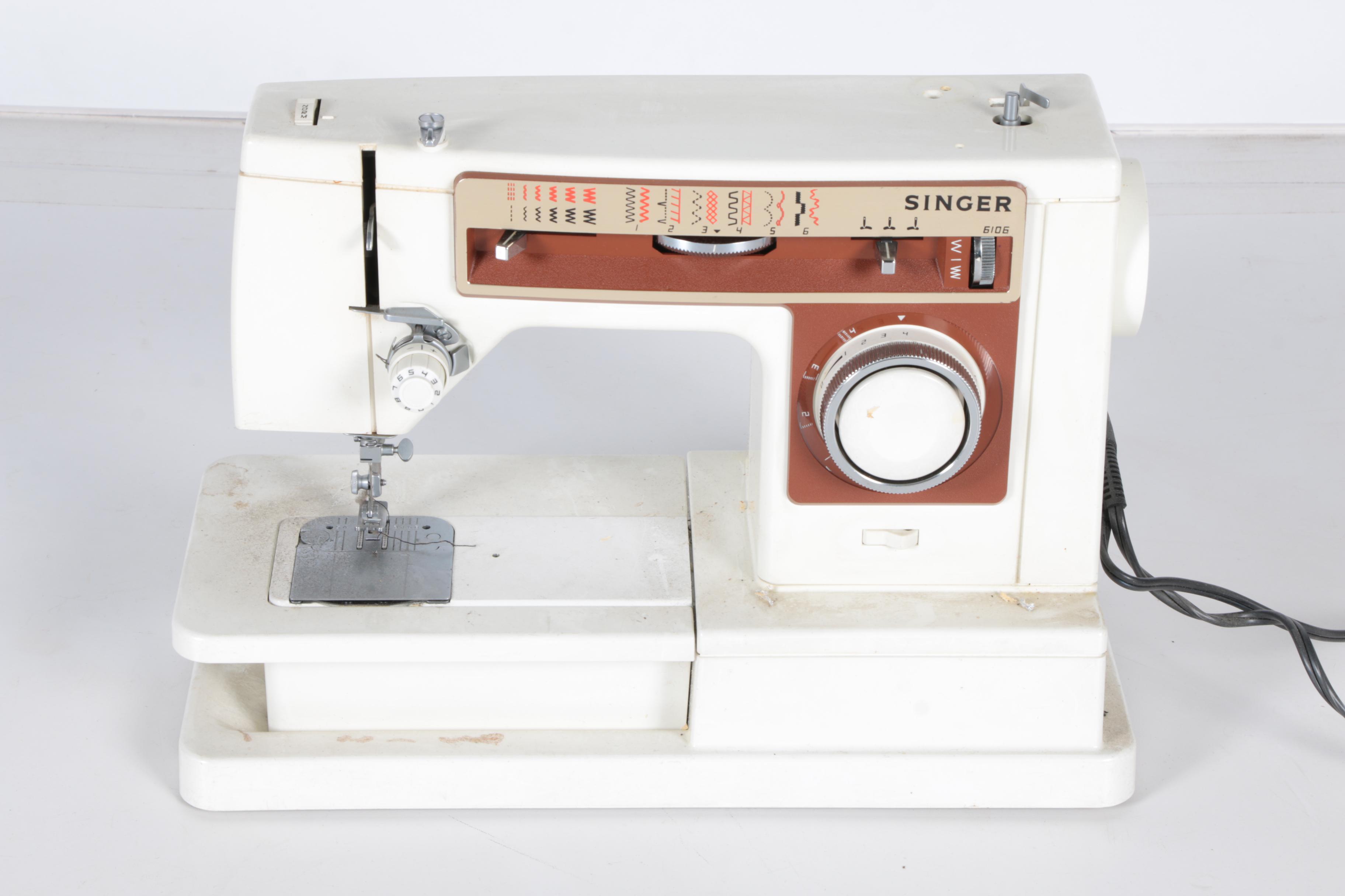 Vintage Singer 6106 Sewing Machine with Accessories