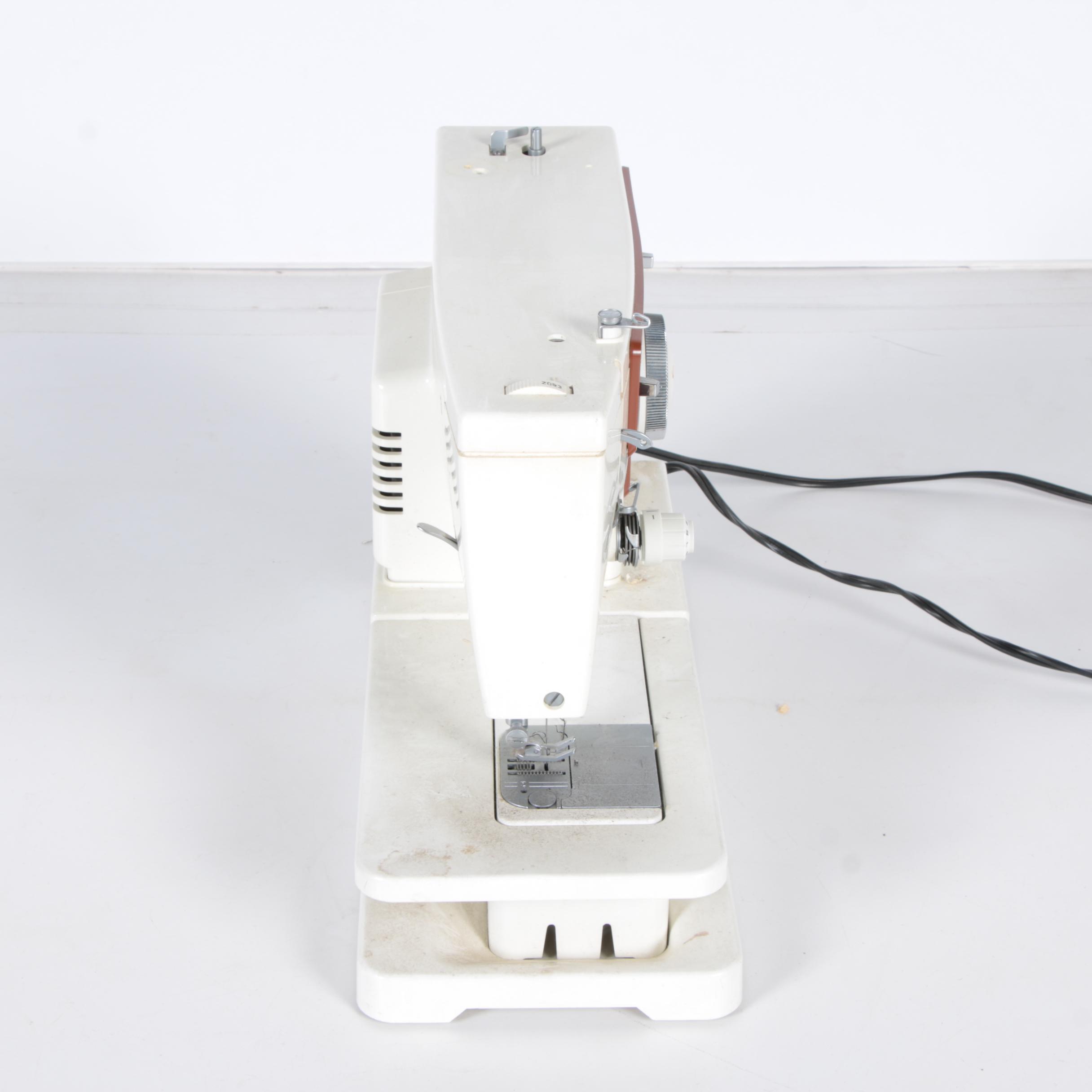 Vintage Singer 6106 Sewing Machine with Accessories