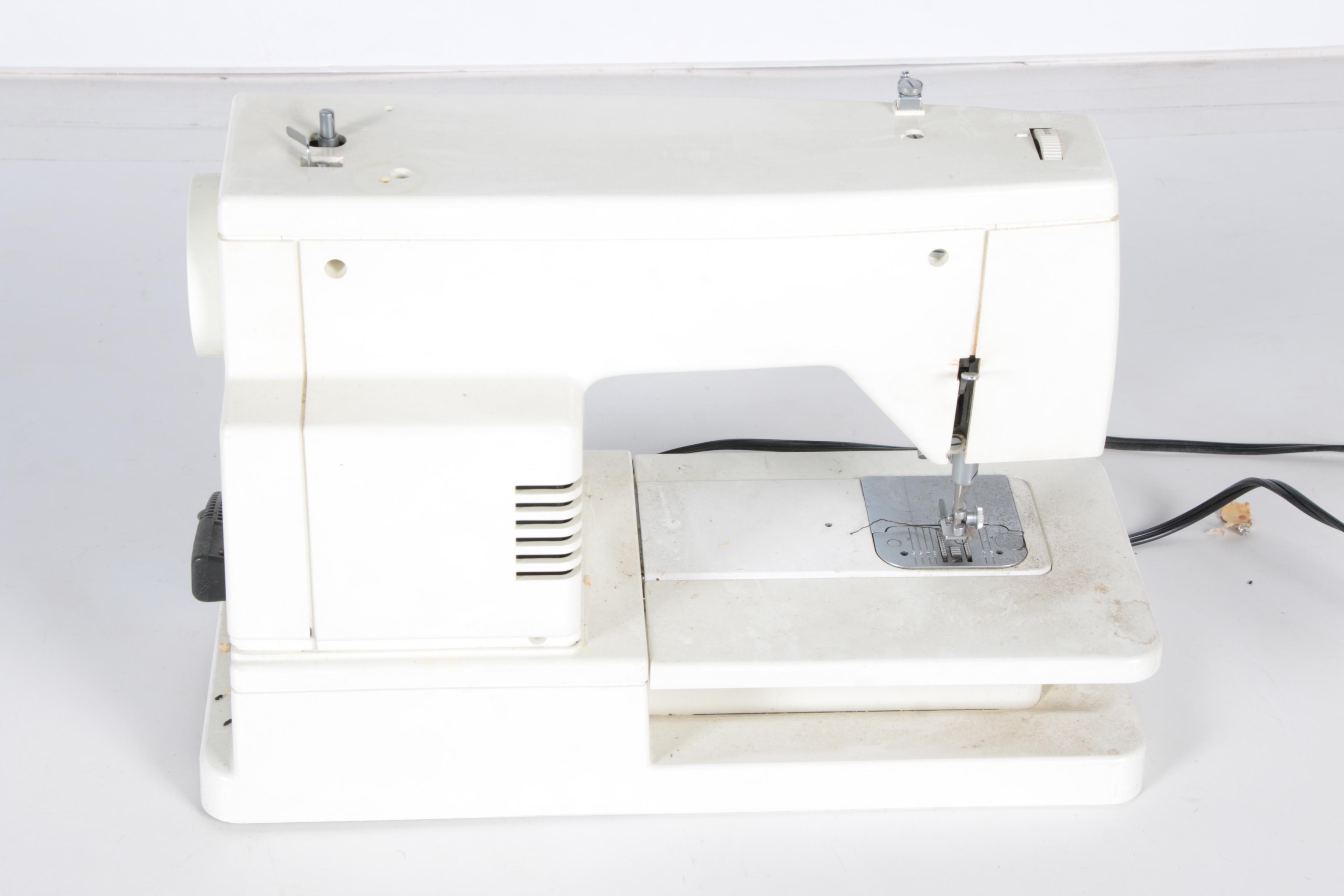 Vintage Singer 6106 Sewing Machine with Accessories