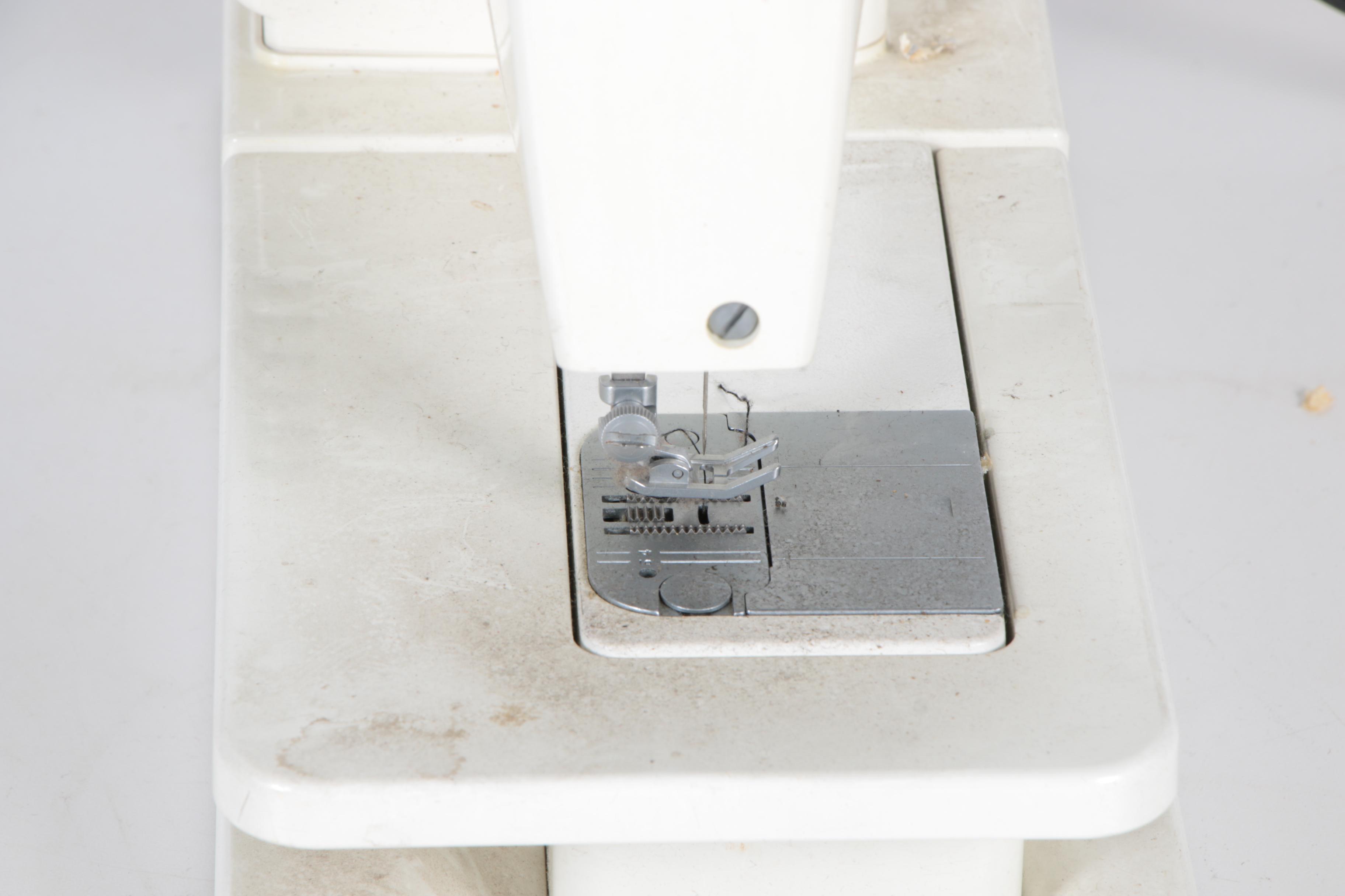 Vintage Singer 6106 Sewing Machine with Accessories