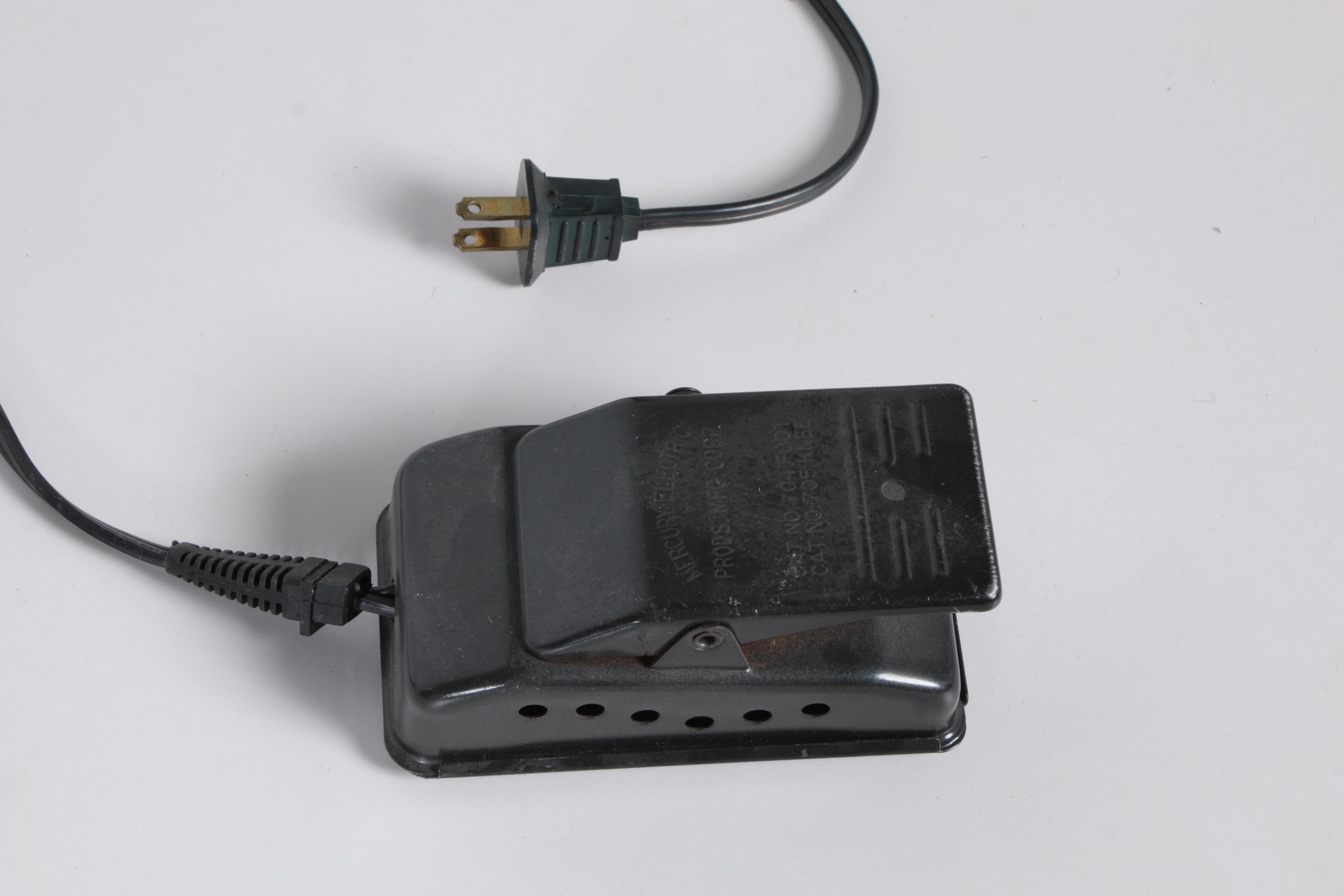 Vintage Singer 6106 Sewing Machine with Accessories