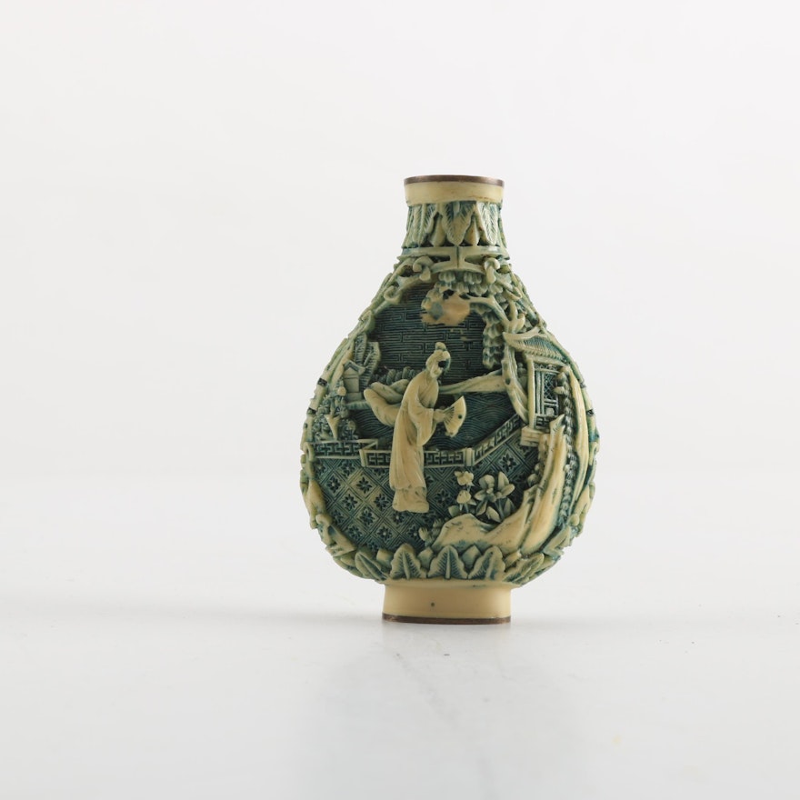 Chinese Carved Resin Snuff Bottle