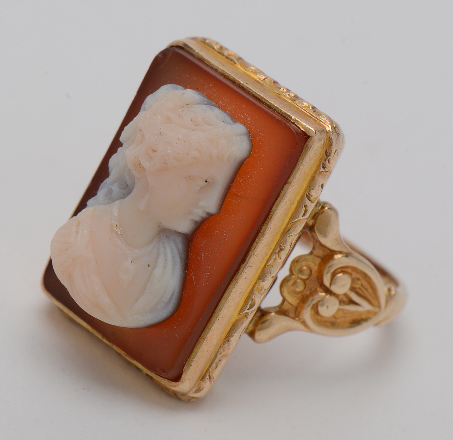 Vintage 10K Yellow Gold Carved Agate Cameo Ring