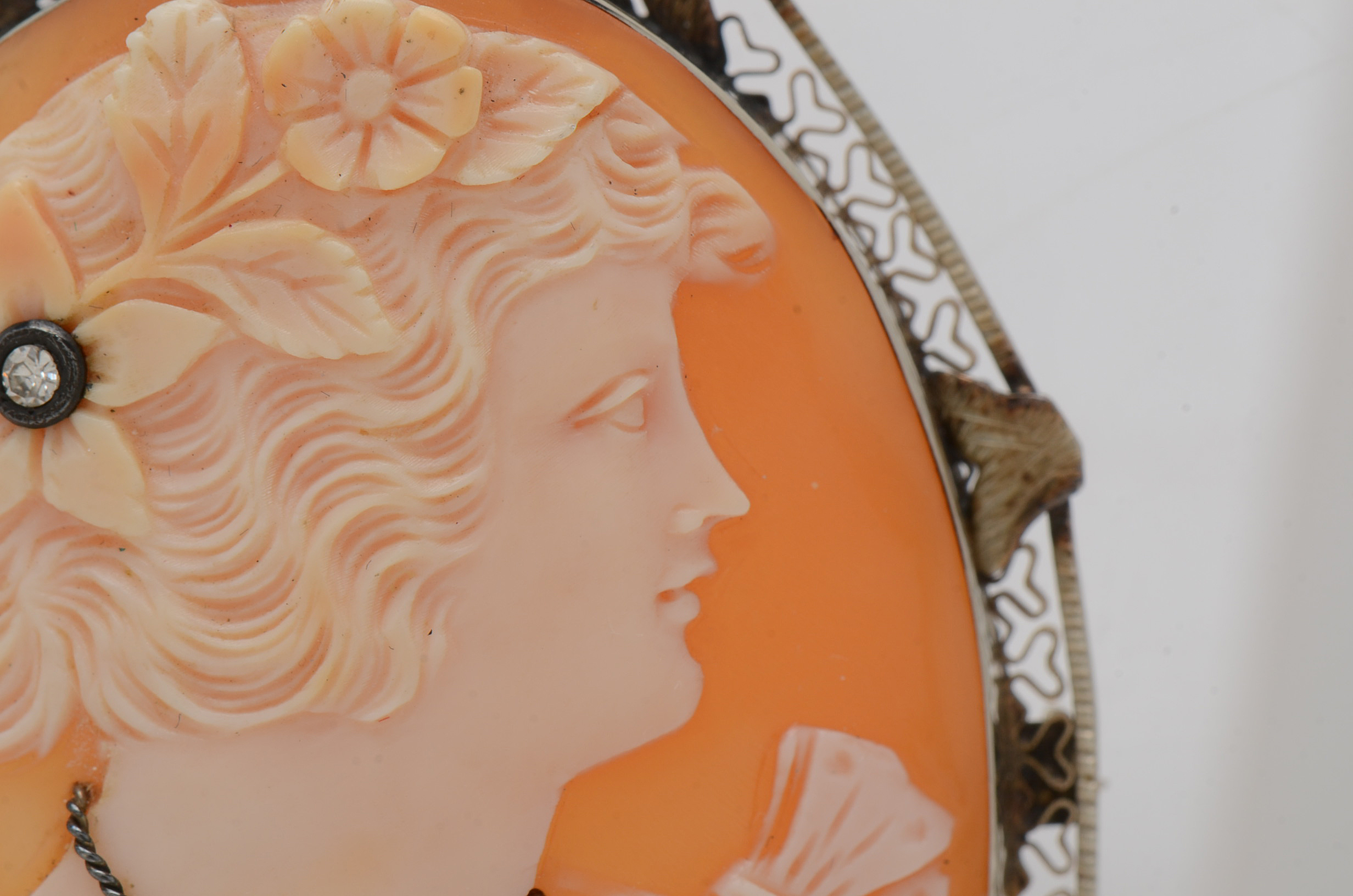 Vintage 14K White Gold Carved Shell Diamond Habillé Cameo Pendant Brooch