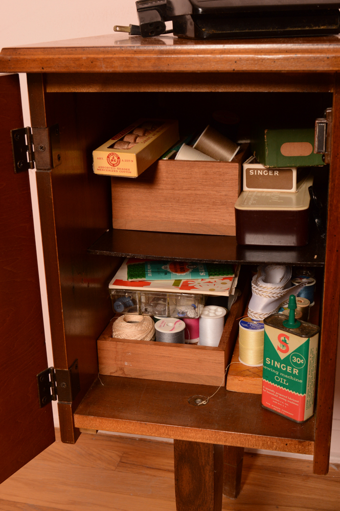 Vintage Singer Fashion Mate Sewing Machine and Table