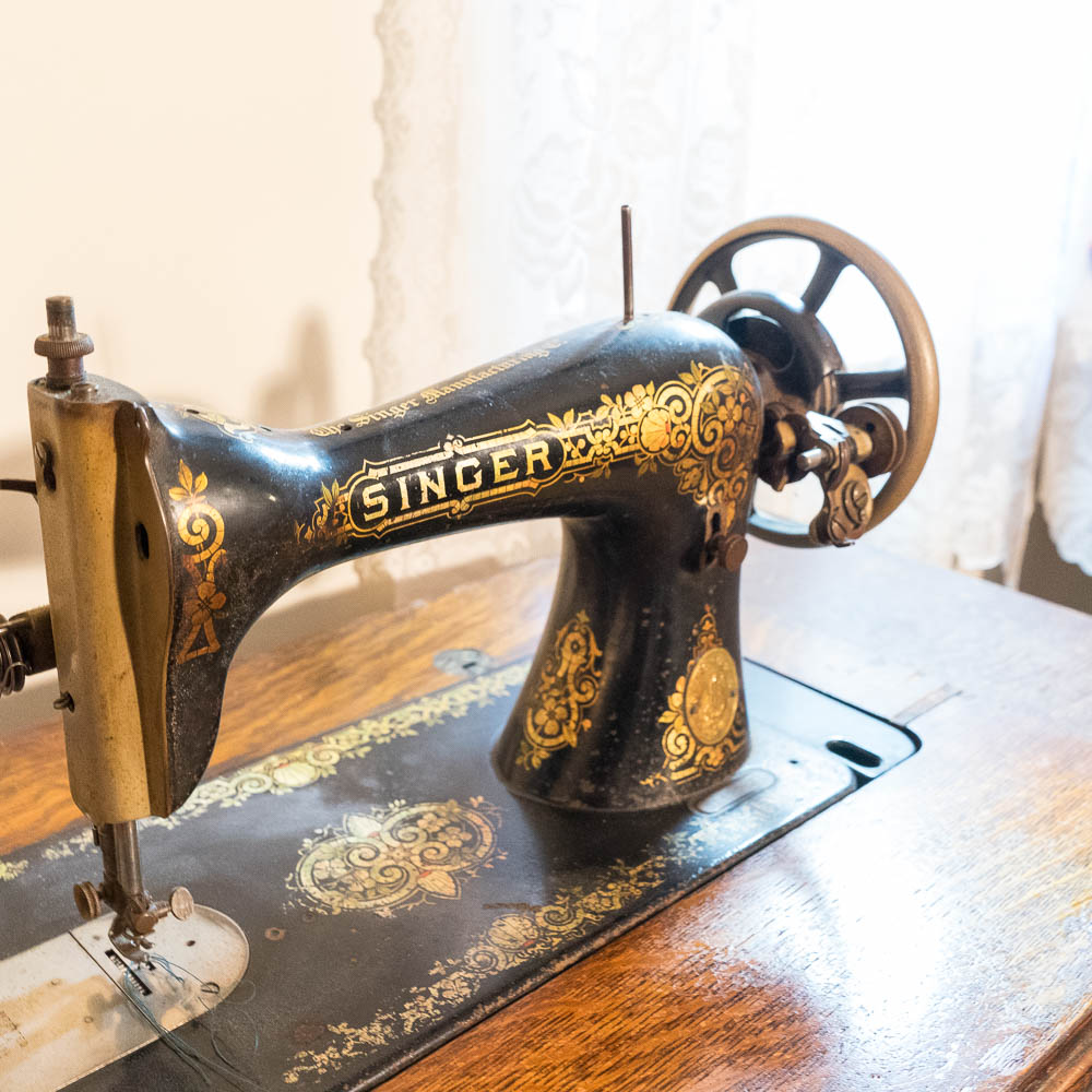 Antique Singer Treadle 1910 Sewing Machine