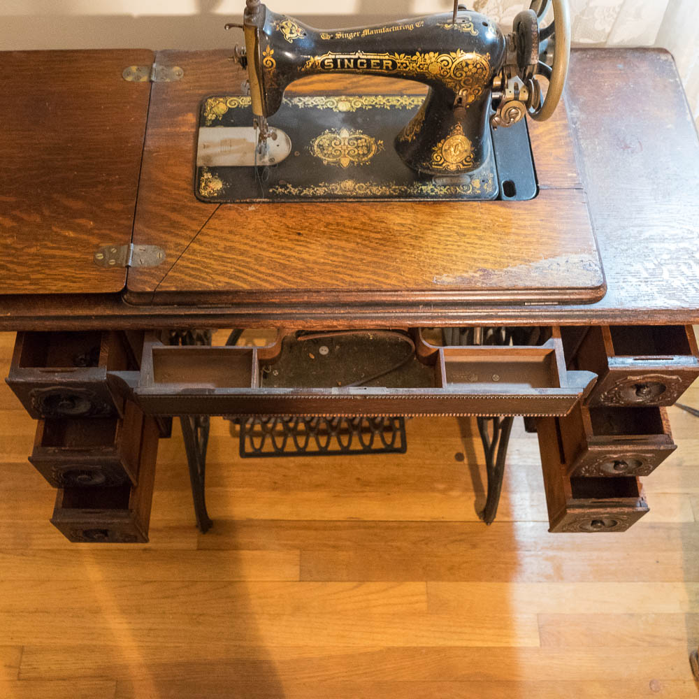 Antique Singer Treadle 1910 Sewing Machine