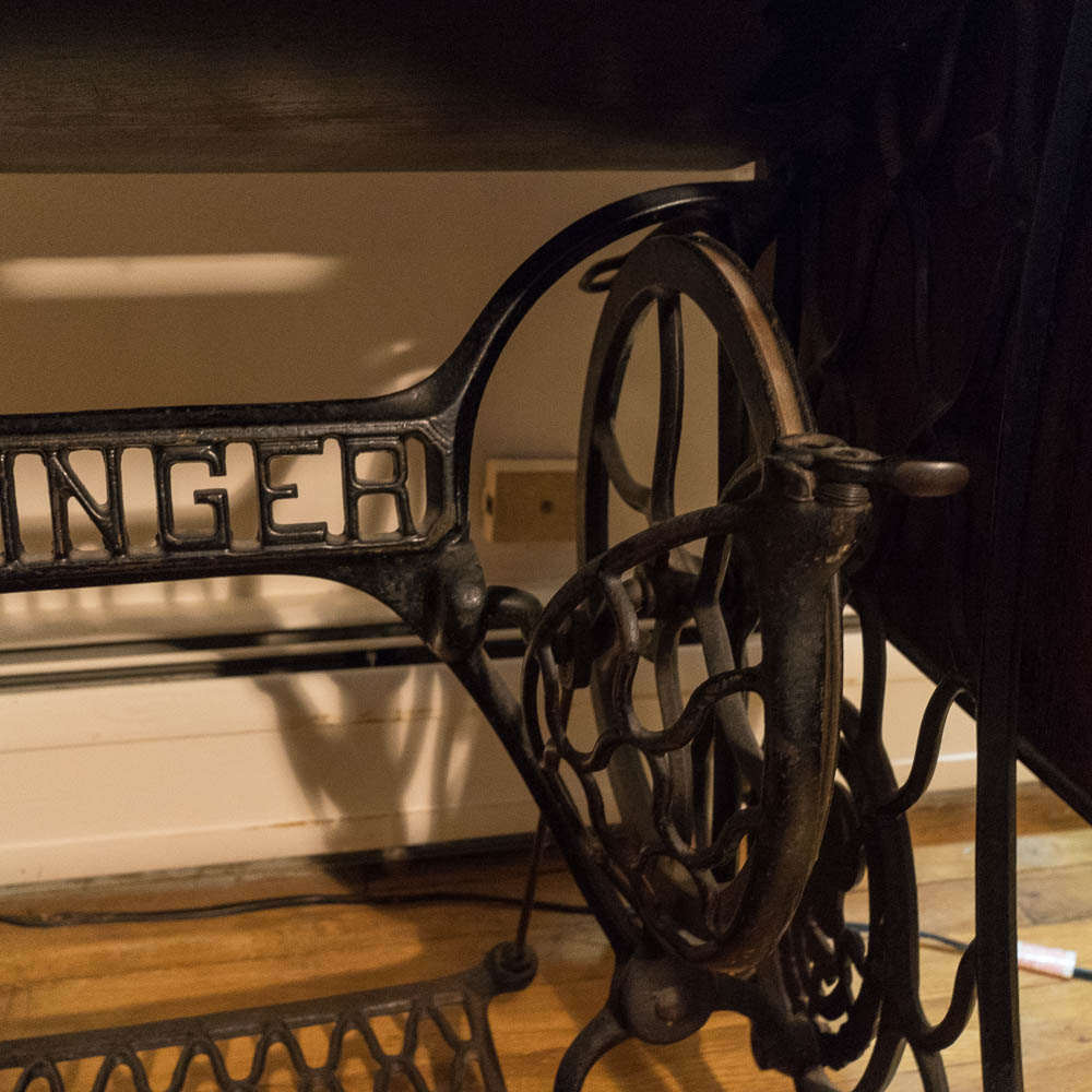 Antique Singer Treadle 1910 Sewing Machine