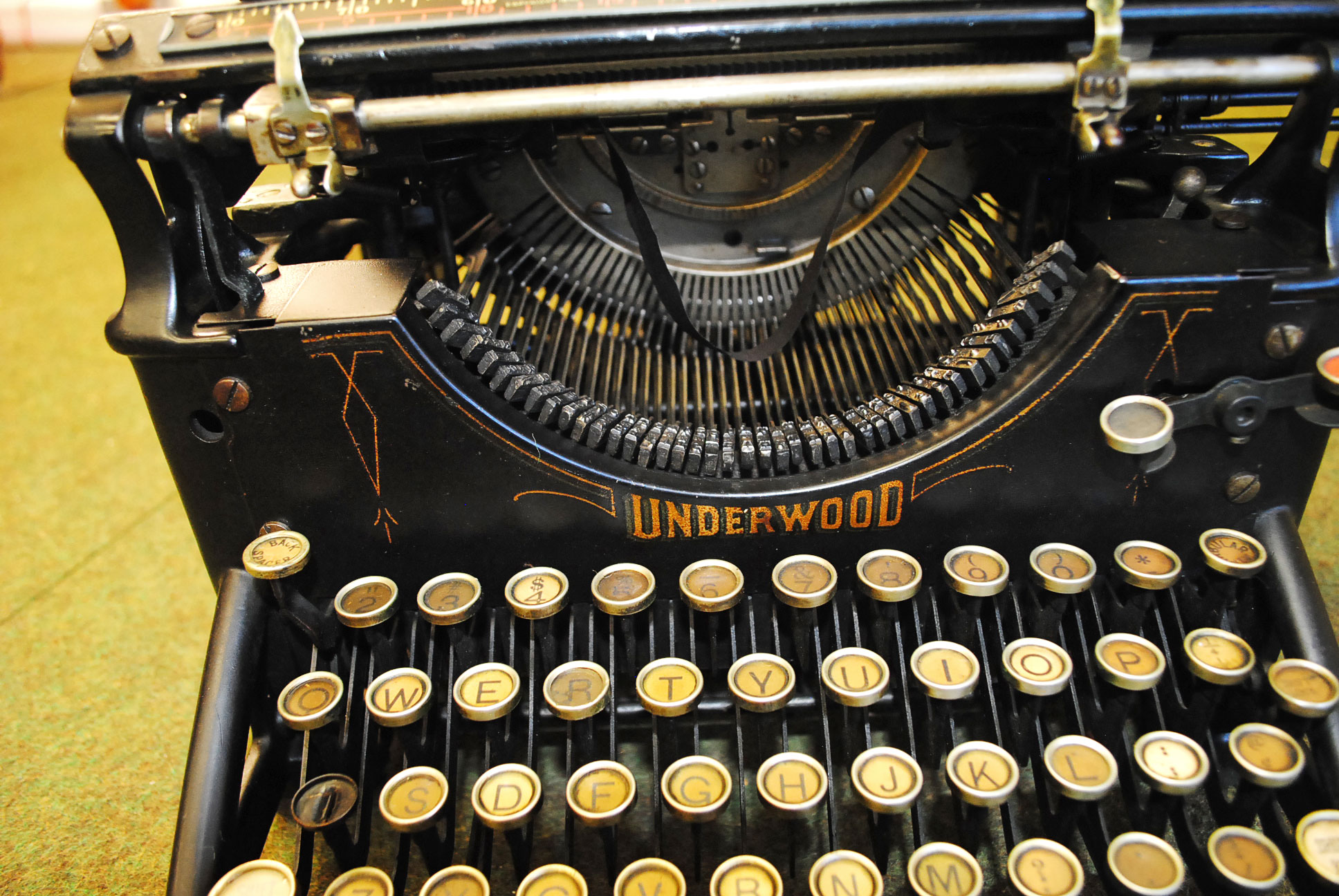 Antique Underwood Standard Typewriter NO. 05