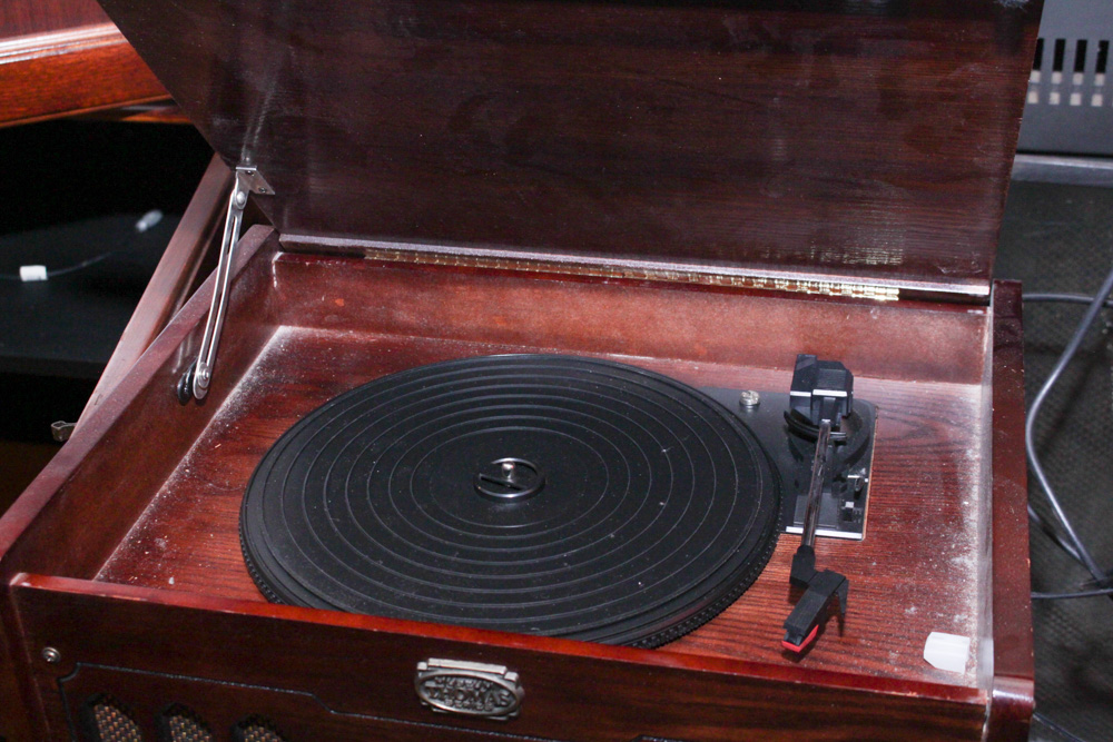 Thomas Pacconi Museum Series Phonograph/Radio/Cassette Player