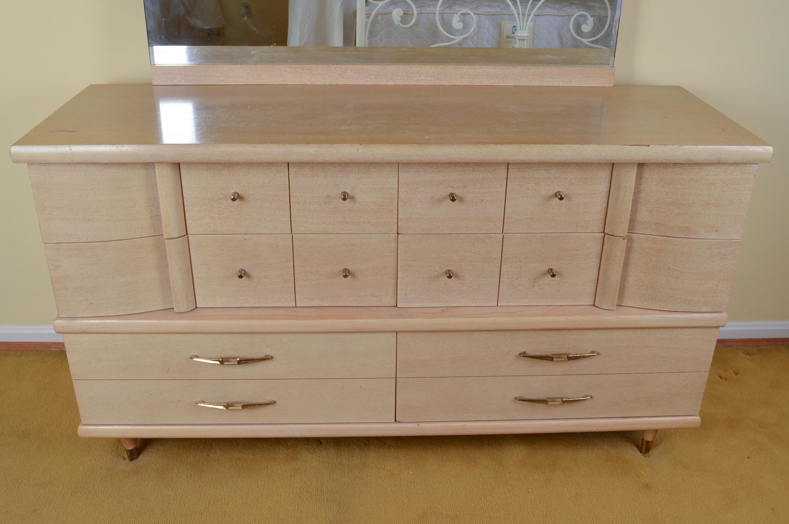 Mid Century Modern Kroehler "Stardust" Chest of Drawers With Mirror