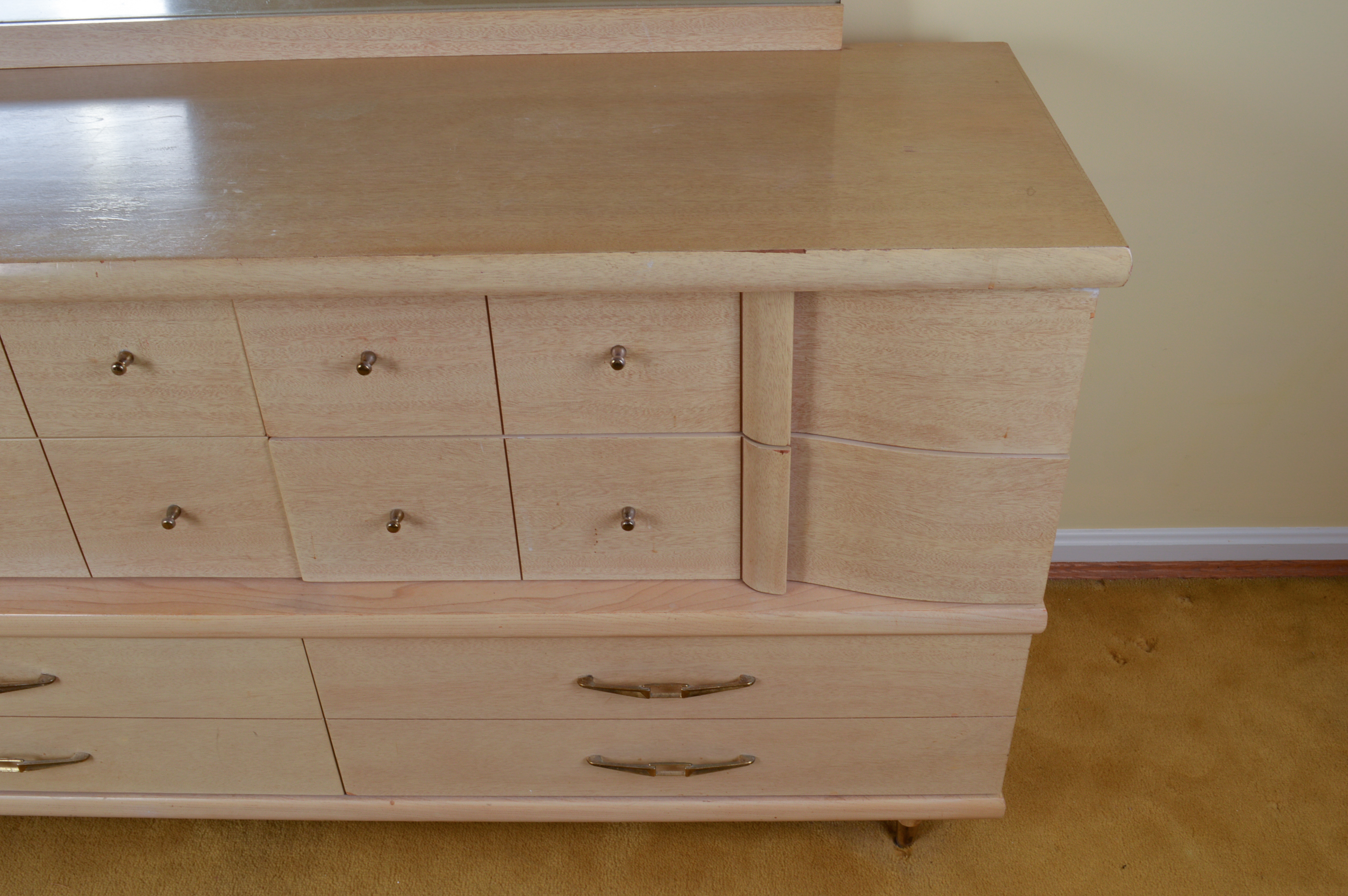 Mid Century Modern Kroehler "Stardust" Chest of Drawers With Mirror