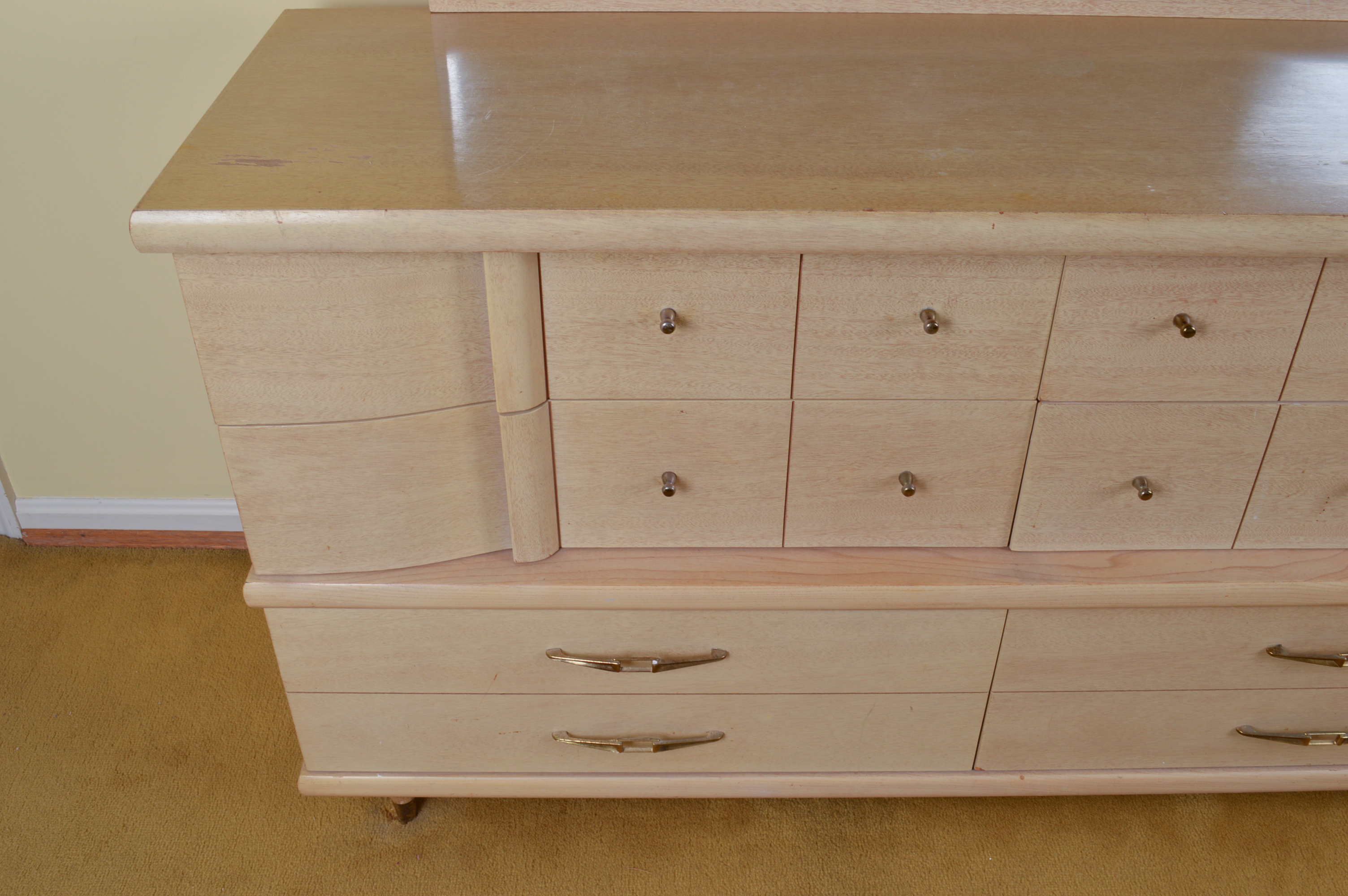 Mid Century Modern Kroehler "Stardust" Chest of Drawers With Mirror