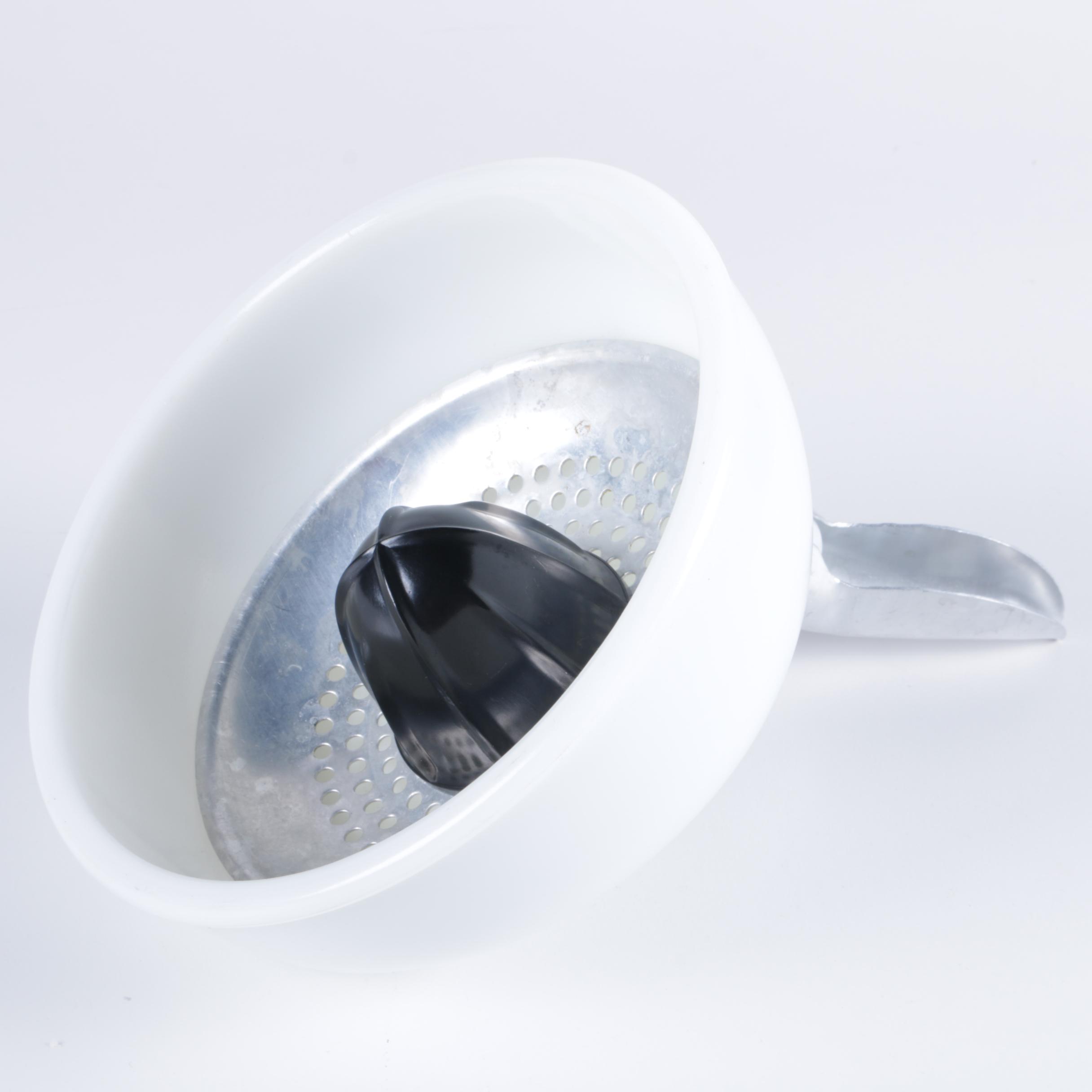 Hand Juicer with Strainer and Pour Spout