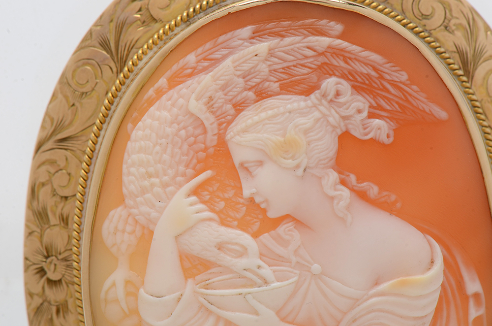 Antique 10K Yellow Gold Carved Helmet Shell Cameo Pendant Brooch