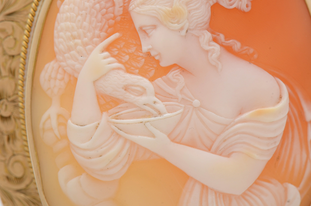 Antique 10K Yellow Gold Carved Helmet Shell Cameo Pendant Brooch