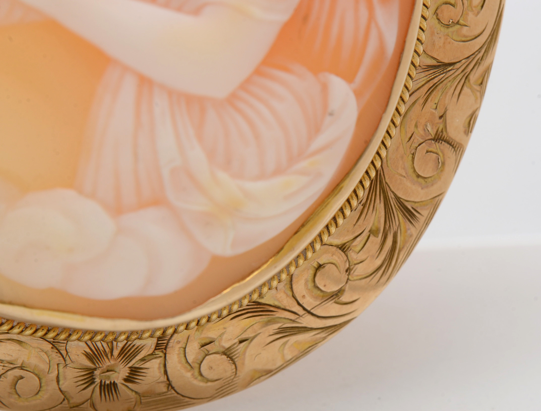 Antique 10K Yellow Gold Carved Helmet Shell Cameo Pendant Brooch