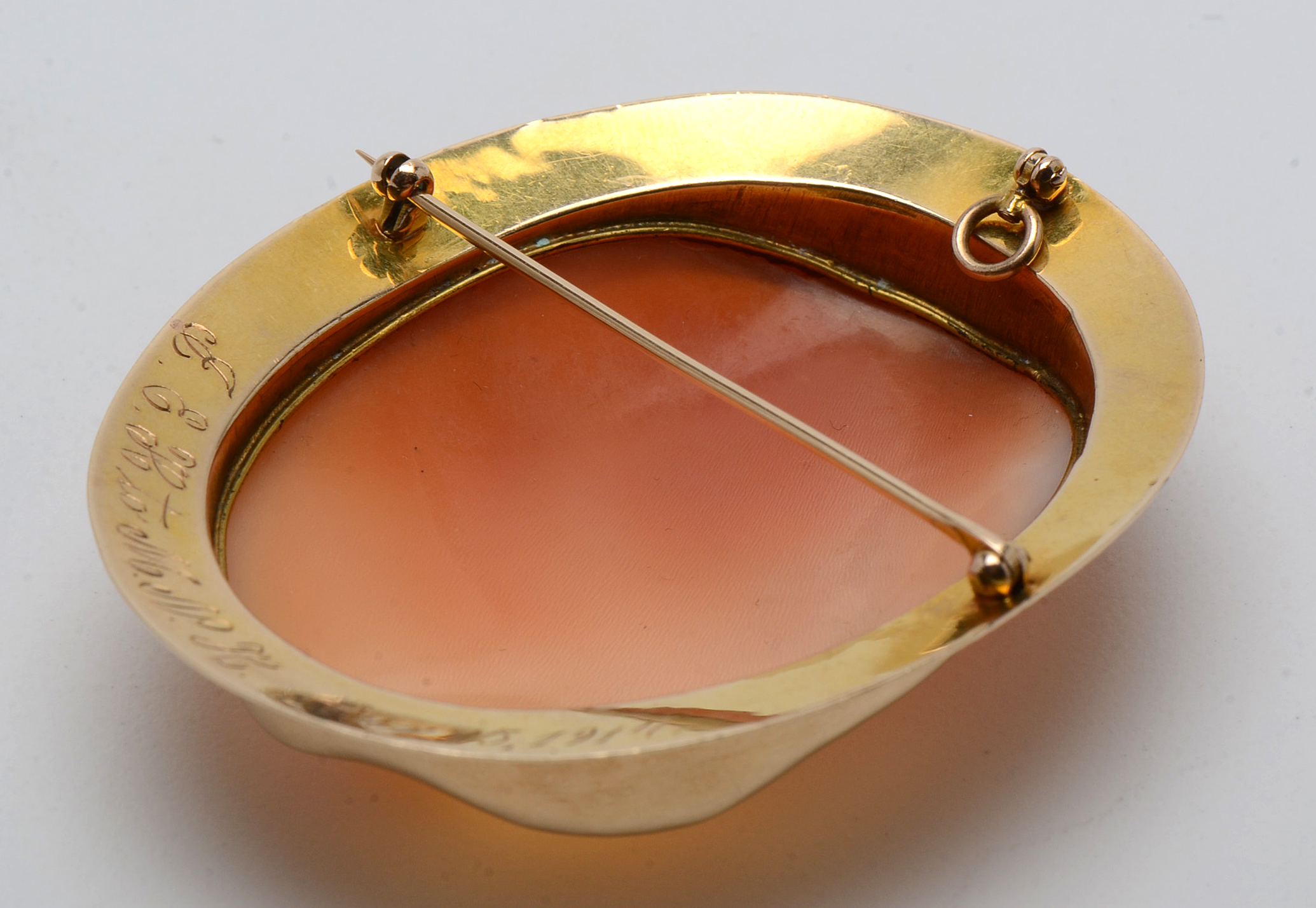 Antique 10K Yellow Gold Carved Helmet Shell Cameo Pendant Brooch