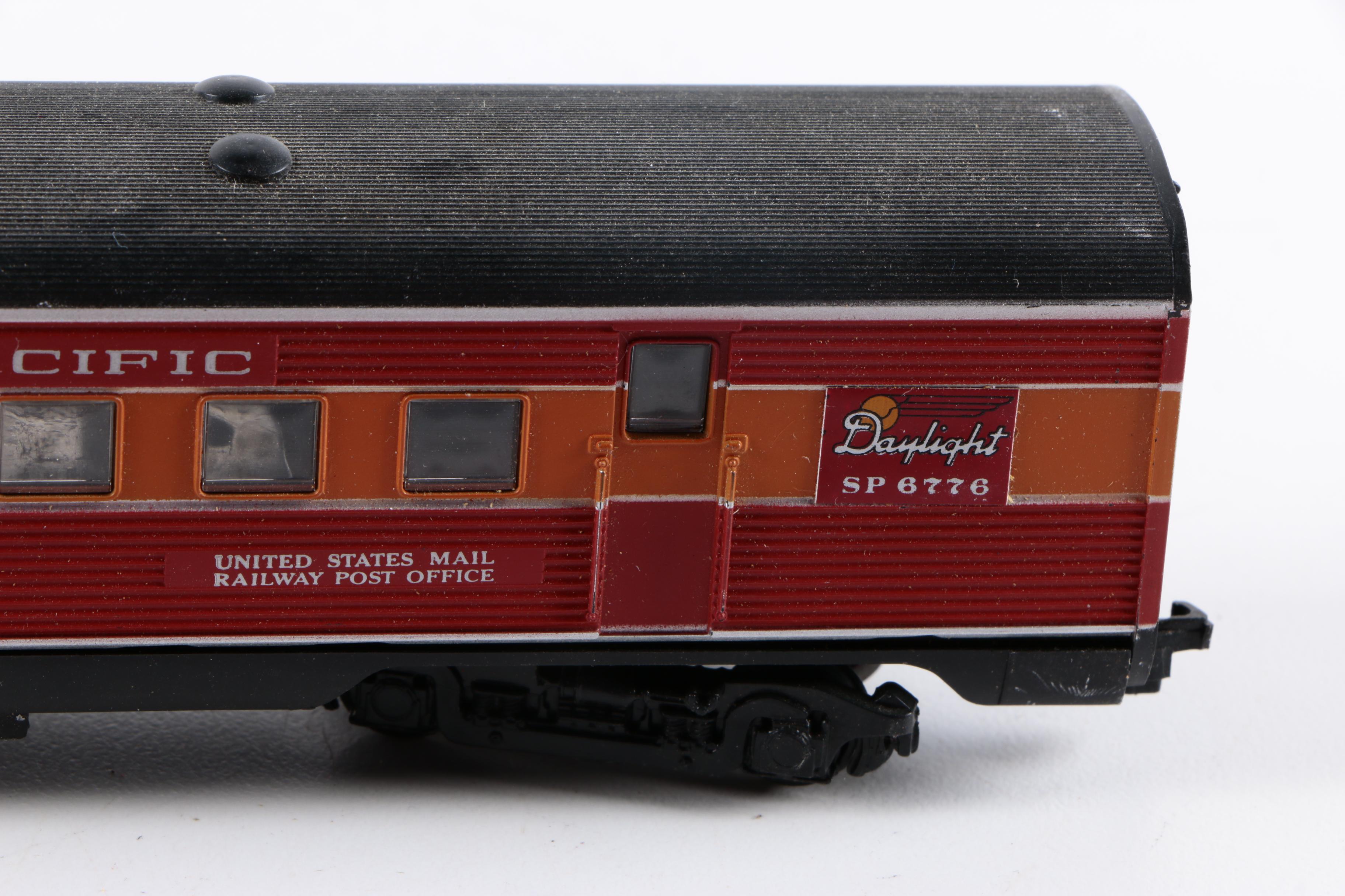 Lionel Southern Pacific "Daylight" Madison Passenger Cars