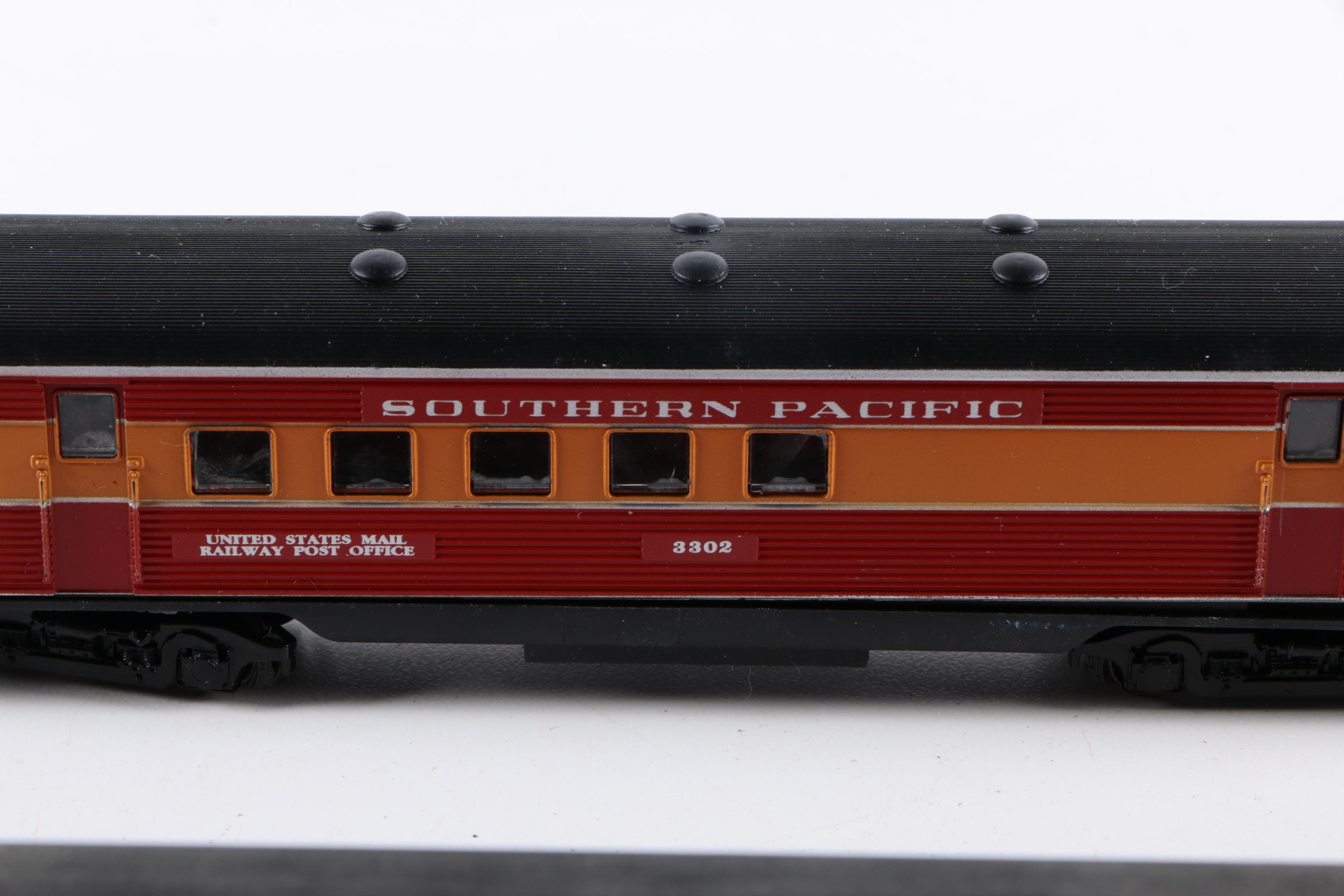 Lionel Southern Pacific "Daylight" Madison Passenger Cars