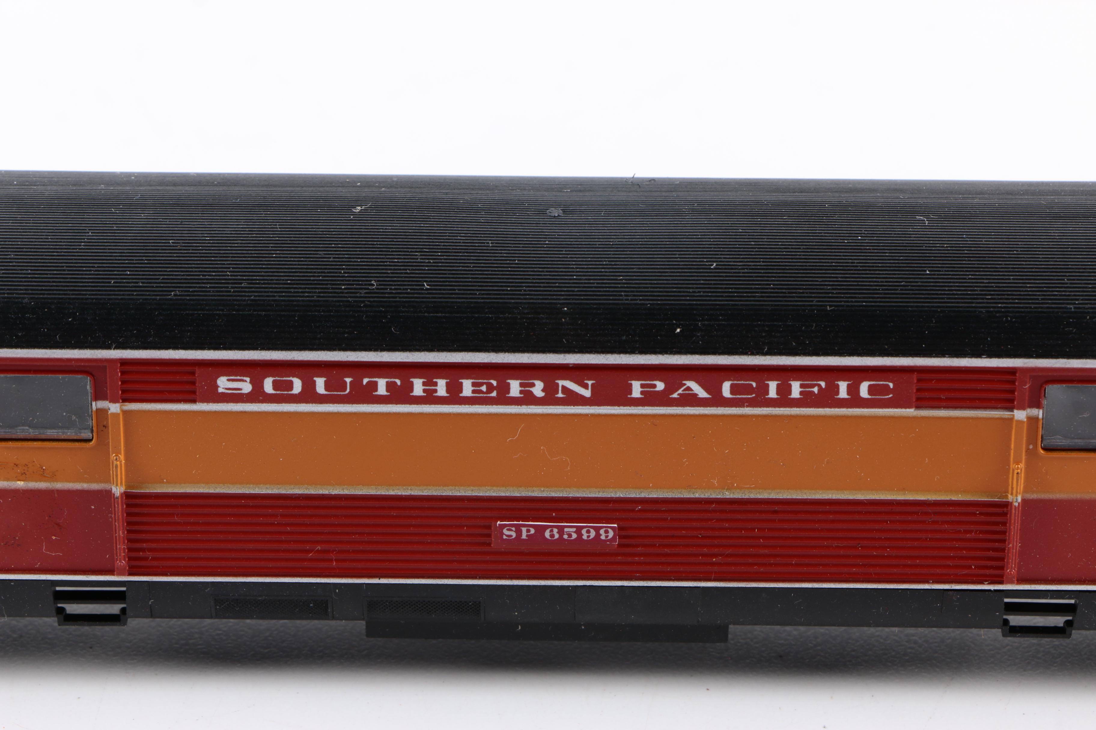 Lionel Southern Pacific "Daylight" Madison Passenger Cars