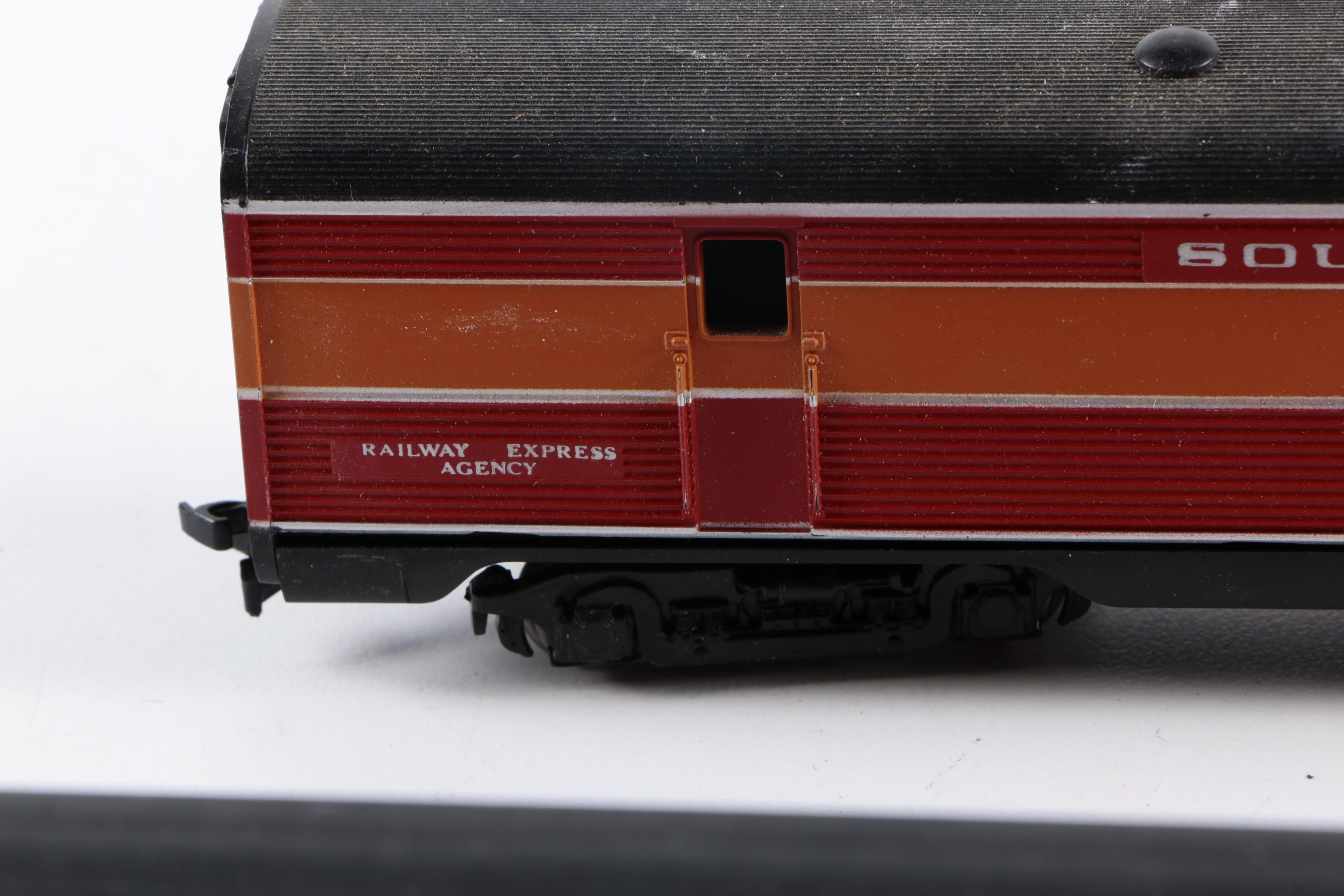 Lionel Southern Pacific "Daylight" Madison Passenger Cars