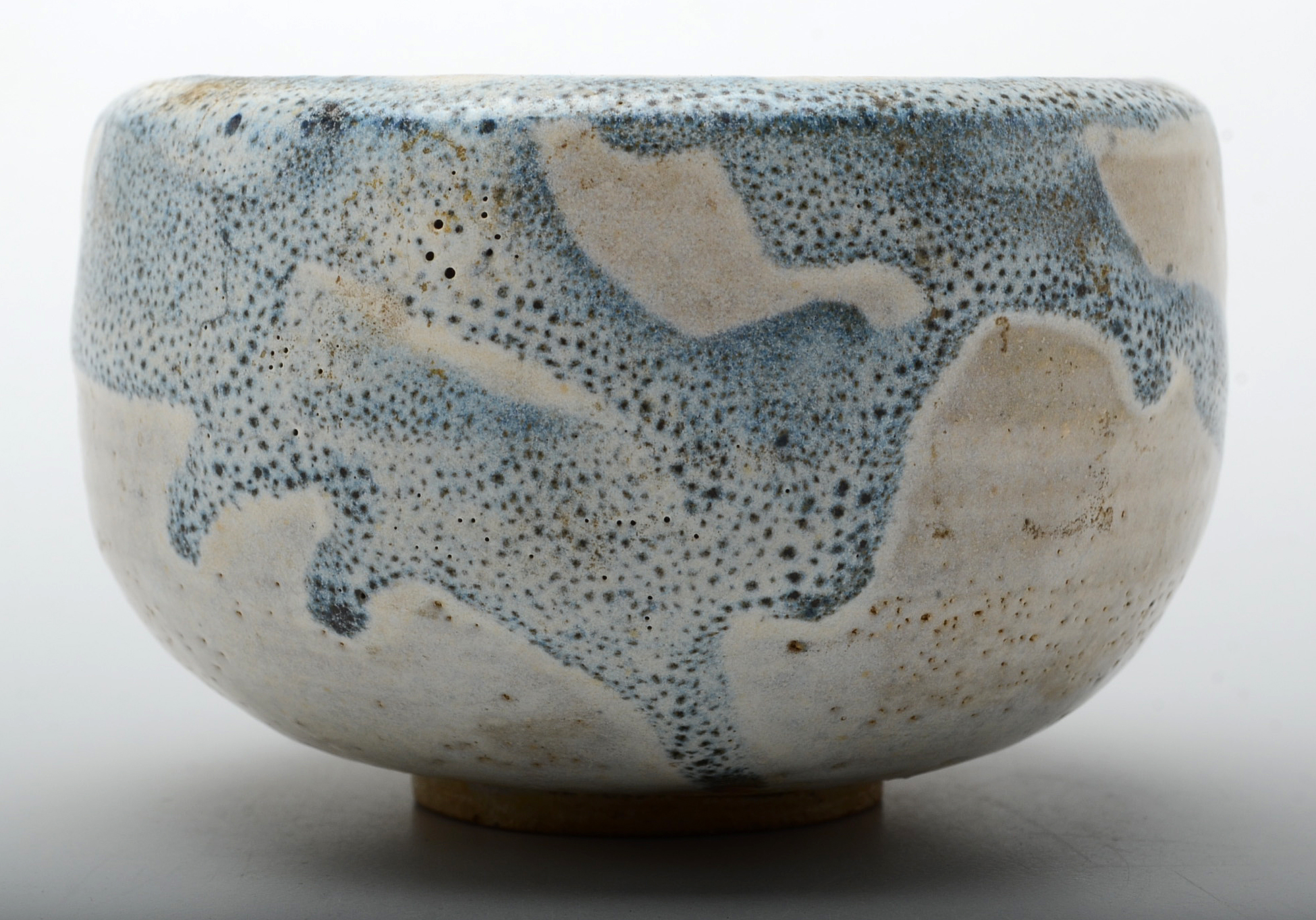 Japanese Early Meiji Period (1870's) aku Style Tea Bowl in Cream and Blue Glaze