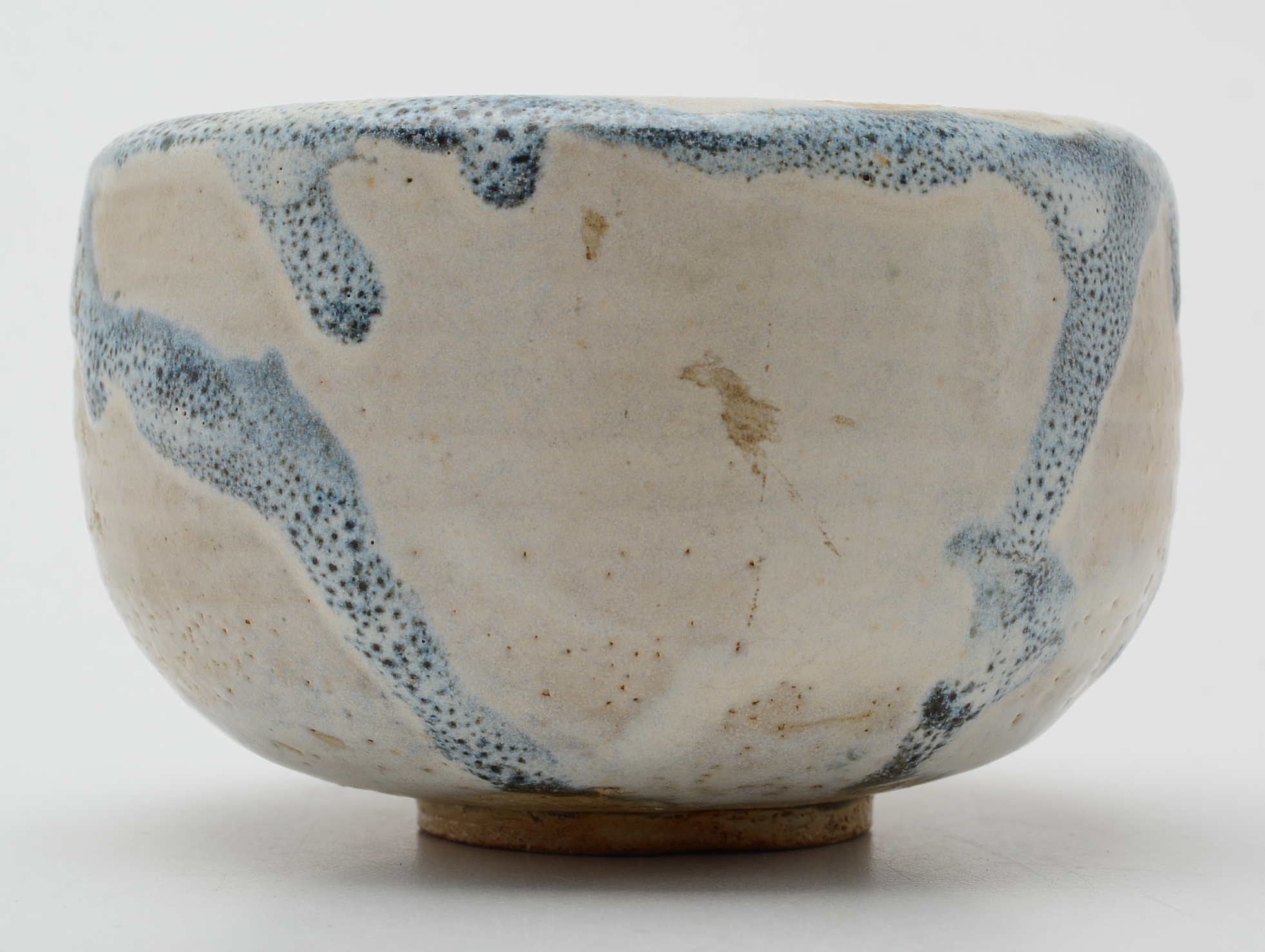 Japanese Early Meiji Period (1870's) aku Style Tea Bowl in Cream and Blue Glaze