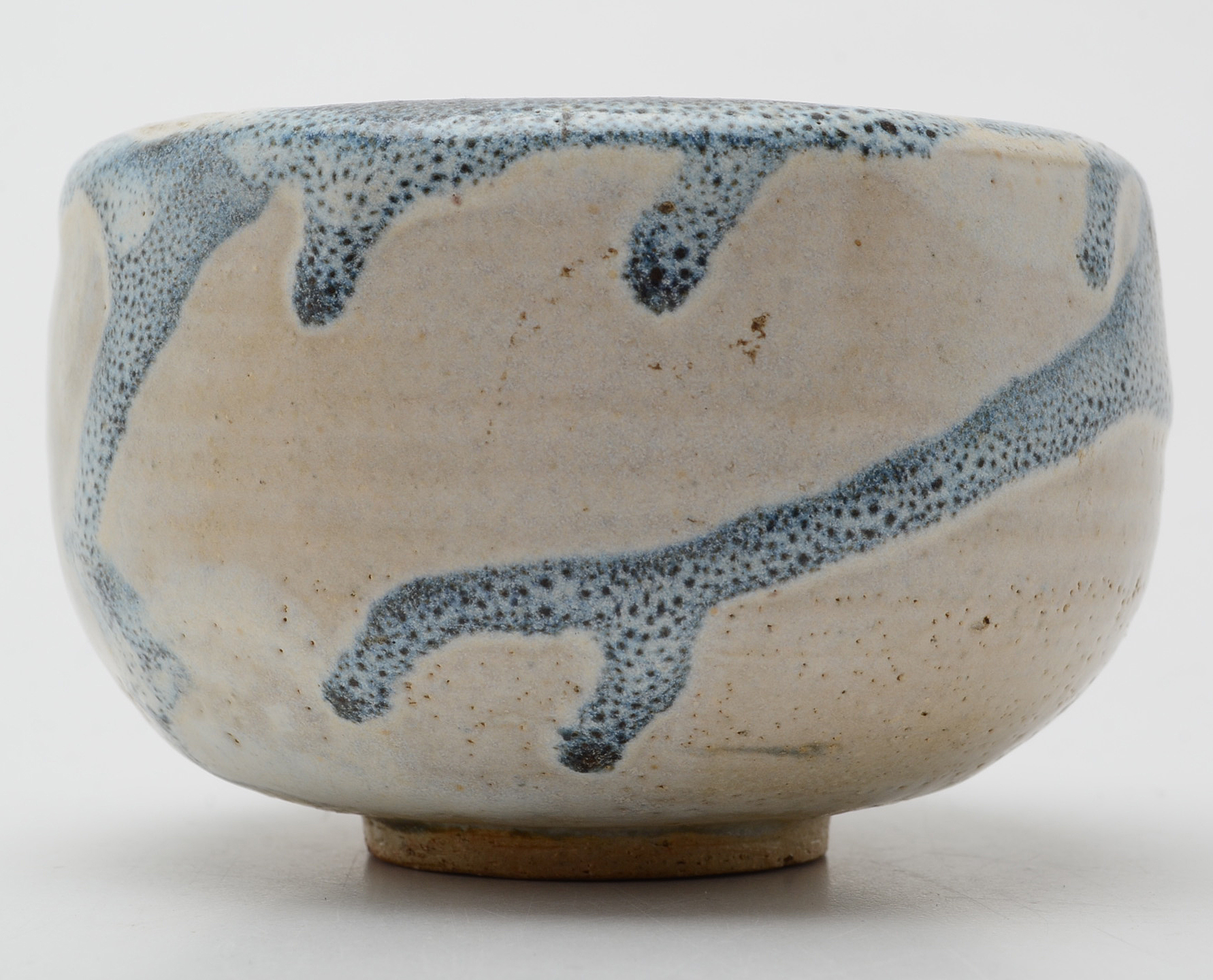 Japanese Early Meiji Period (1870's) aku Style Tea Bowl in Cream and Blue Glaze