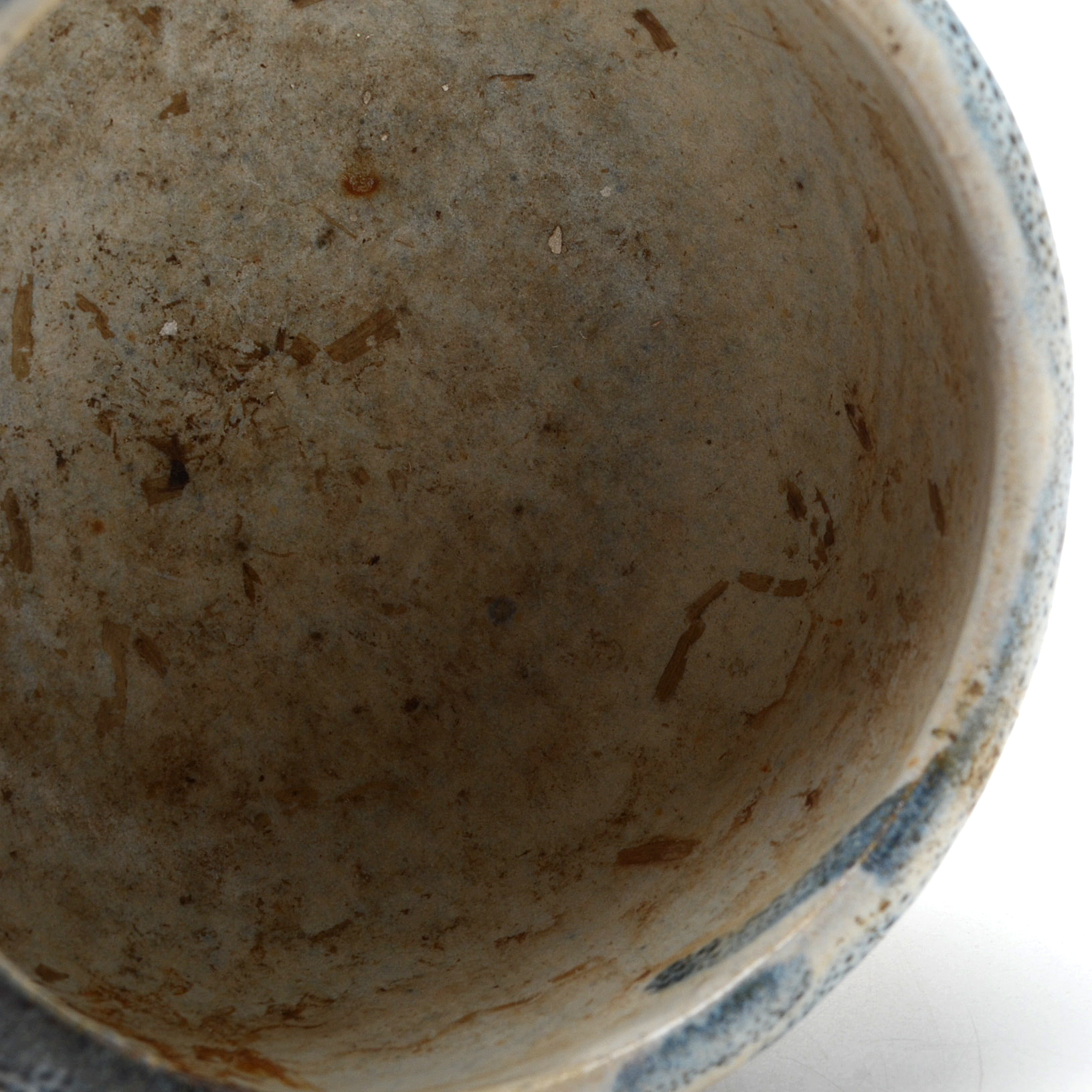 Japanese Early Meiji Period (1870's) aku Style Tea Bowl in Cream and Blue Glaze